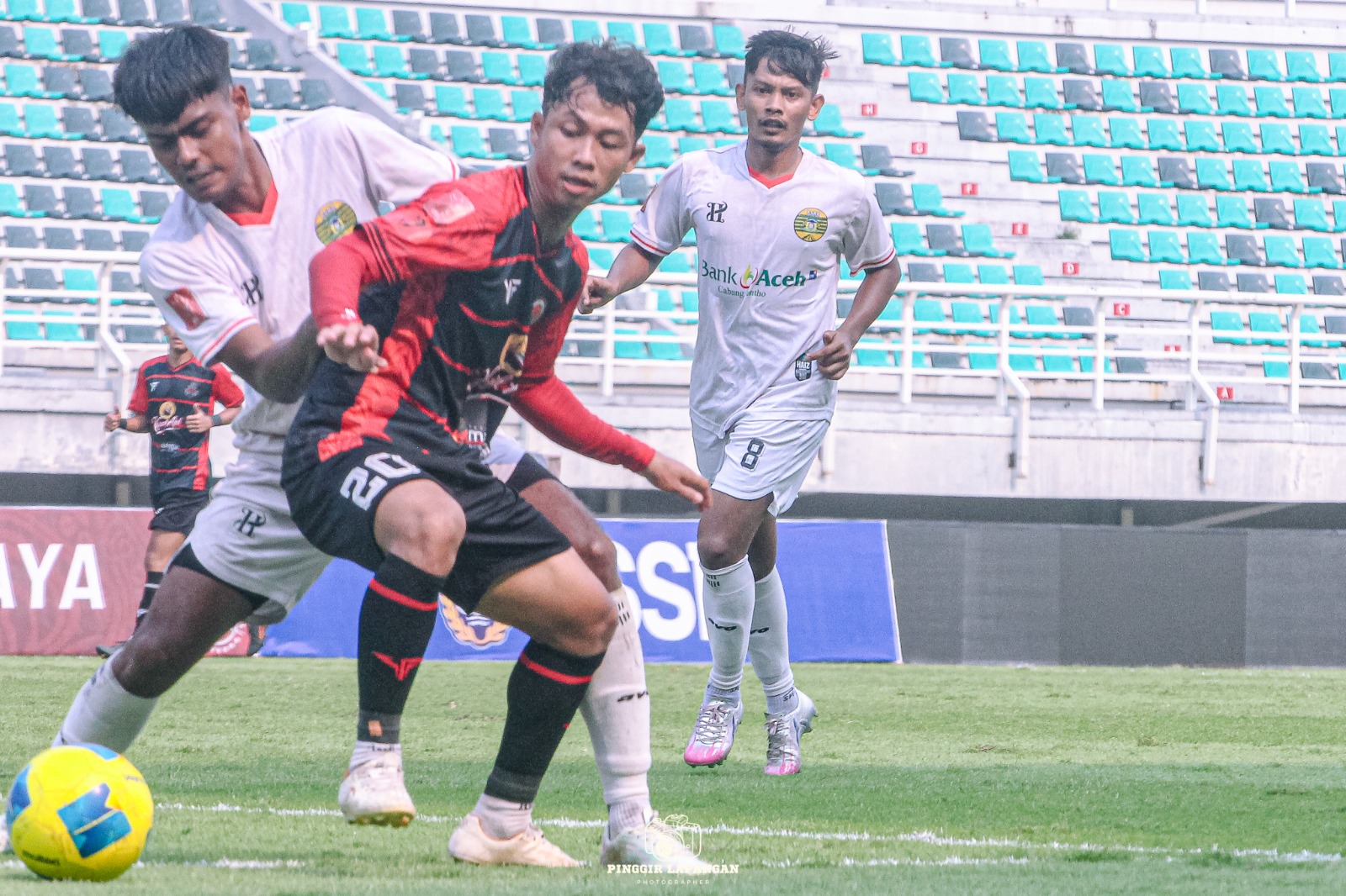 Muhammad Rizki (kanan) berebut bola dengan pemain PSAB Aceh Besar, Aceh, di Stadion Gelora Bung Tomo, Kota Surabaya