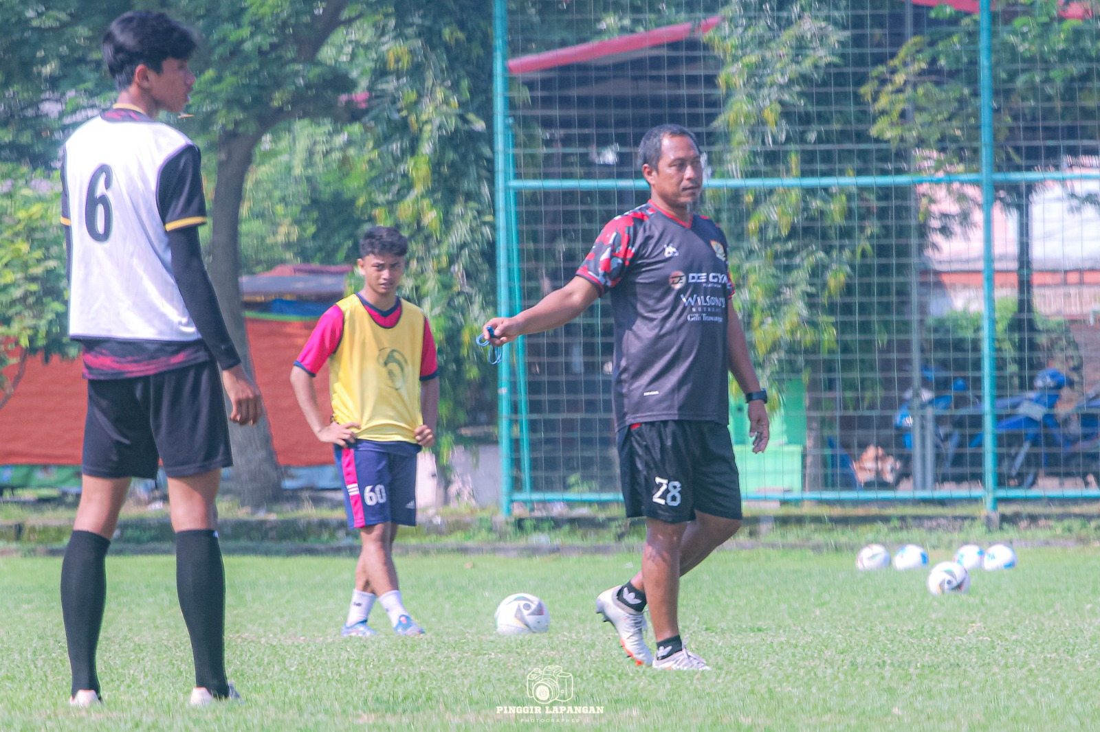 Pelatih Tim Sepak Bola Sidoarjo Proyeksi Pekan Olahraga Provinsi Jatim (Porprov) 2025 Kodari Amir memberi arahan ke pemain