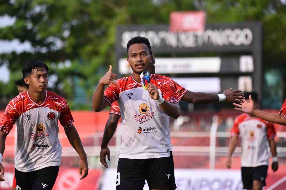 elebrasi Hernanto usai mencetak gol ke gawang Persinga Ngawi di Babak 32 Besar Liga 4 di Stadion Ketonggo Ngawi (31/4/2025)