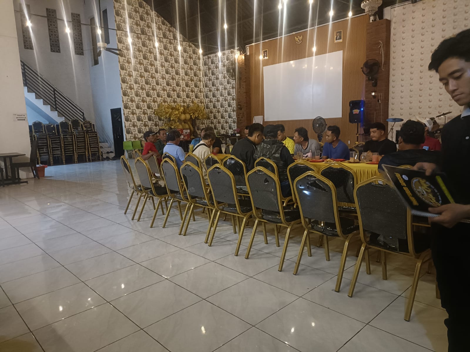 Puji Daryo, calon tunggal ketua Askab PSSI Sidoarjo, saat berjumpa dengan para klub dan SSb terafiliasi pada Rabu malam (7/5/2025)