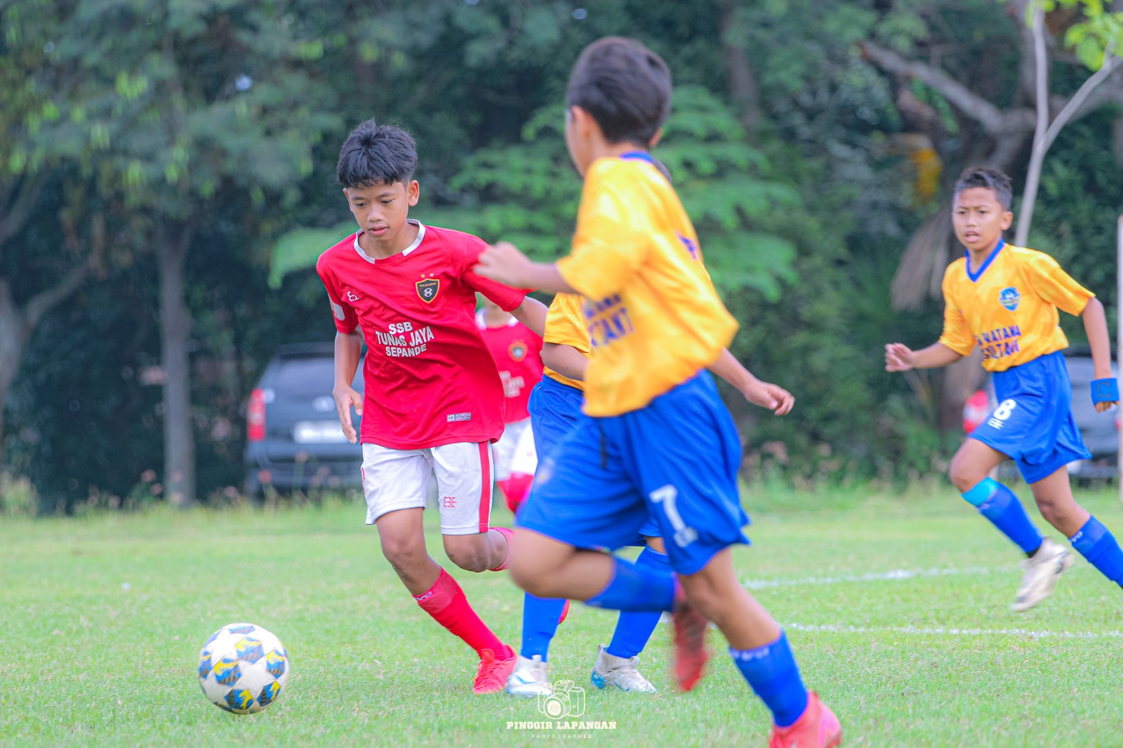 Pemain Tunas Jaya Sepande (kiri) saat menghadapi Bintang Putra Sidoarjo dalam sebuah pertandingan