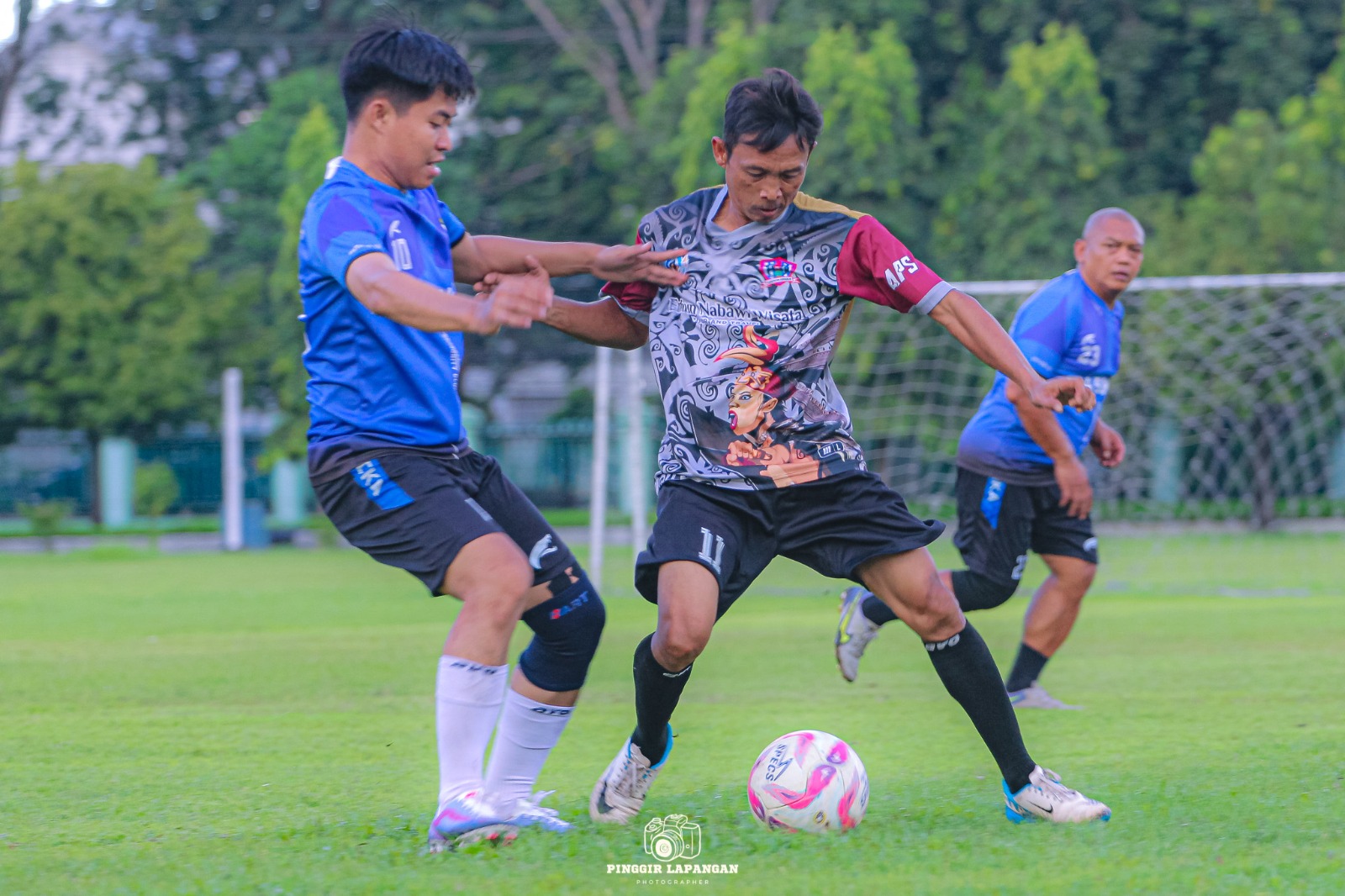 Gelandang serang Buduran FC Purwanto Messi melindungi bola dari gangguan pemain Basoka di Lapangan Arhanudse, Sruni, Minggu (25/5/2025)