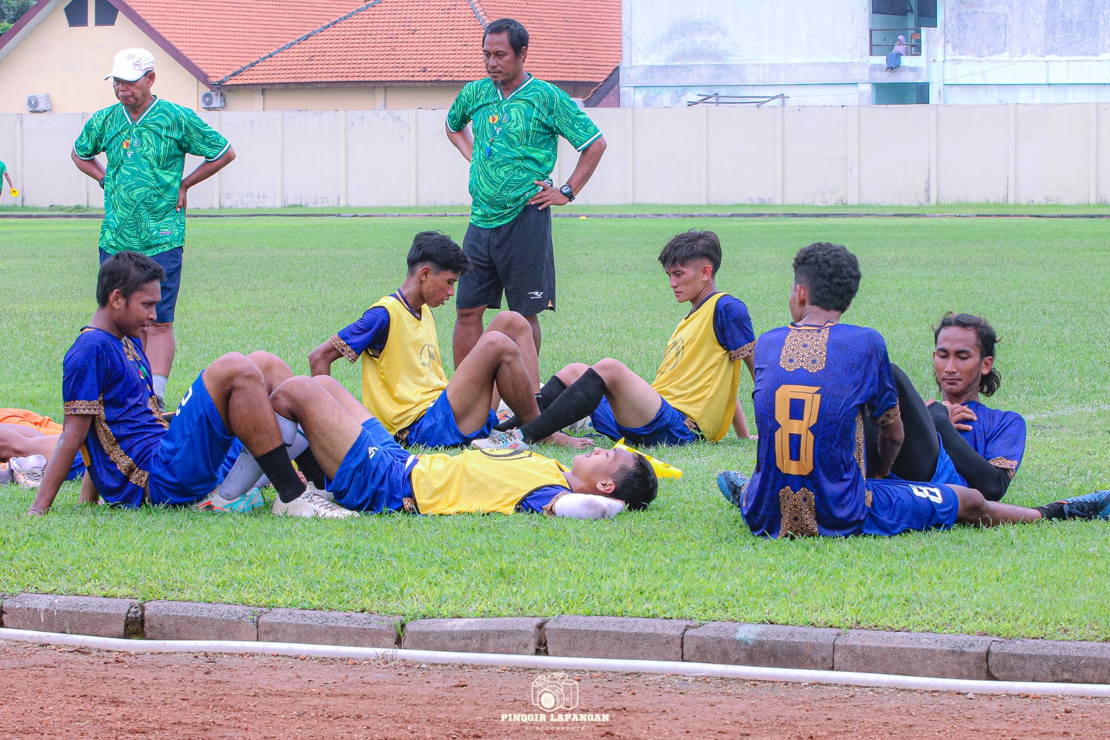 Pelatih Kepala Tim Sepak Bola Sidoarjo Proyeksi Pekan Olahraga Provinsi (Porprov) 2025 Kodari Amir (kanan) mengawasi anak asuhnya berlatih