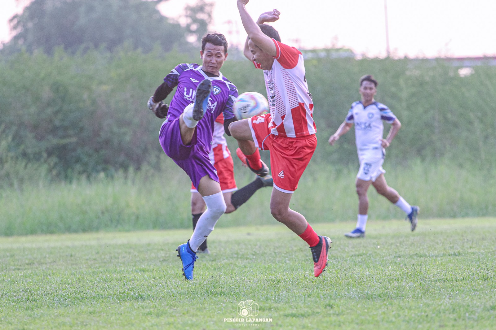 Penyerang Waras FC Dewa Hadinata (kanan) berebut bola dengan kiper Unesa di Lapangan Unesa Rabu lalu.