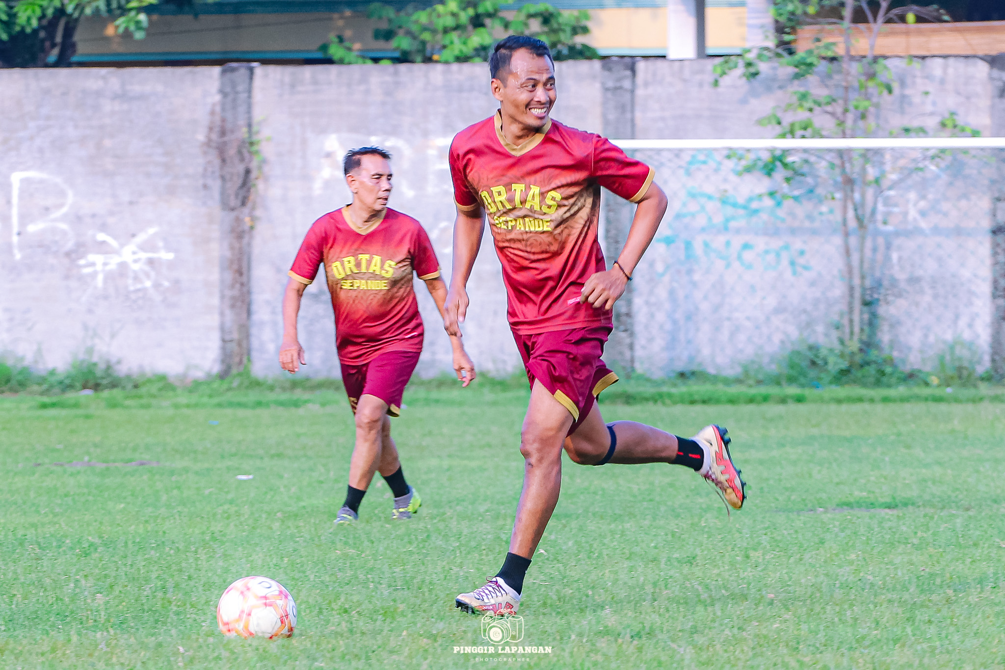 Mantan pemain BPD Jateng dan PSIS Semarang Gatot Ismawan ikut tampil membela Ortas Sepande dalam uji coba melawan Seduluran FC.