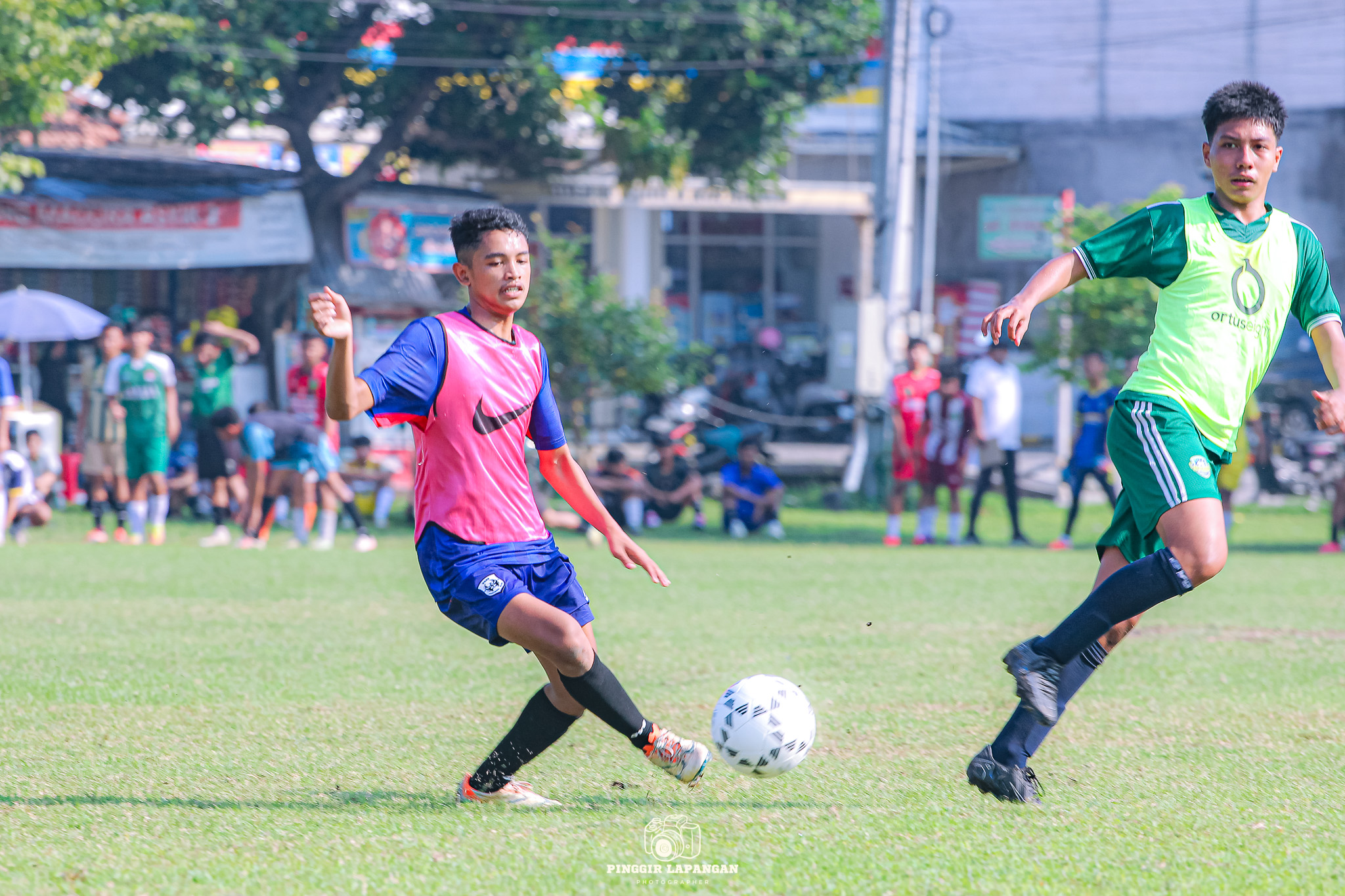 Pemain seleksi Farel Firzatullah May Rizaldy (kiri) memberikan umpan dibayangi pemain lawan di Lapangan Pagerwojo, Buduran, Senin (23/6/2025)