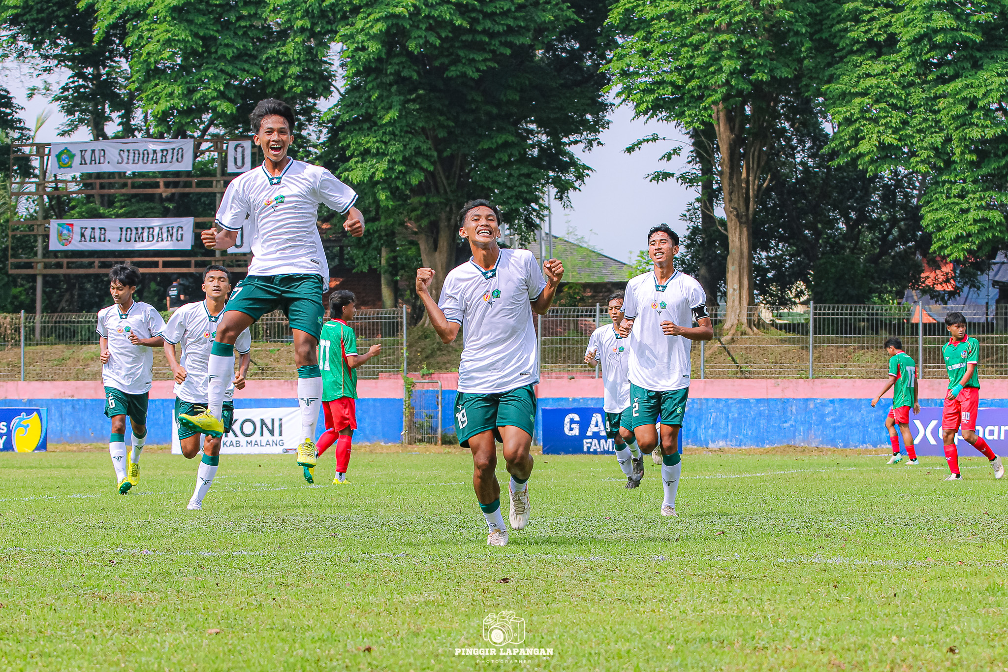 Selebrasi Moch Rexa Abdi (kiri) setelah mencetak gol pertama Kabupaten Sidoarjo ke gawang Kabupaten Jombang di ajang Porprov 2025 di Stadion Kahuripan, Talok, Kabupaten Malang, Jumat (20/6/2025).