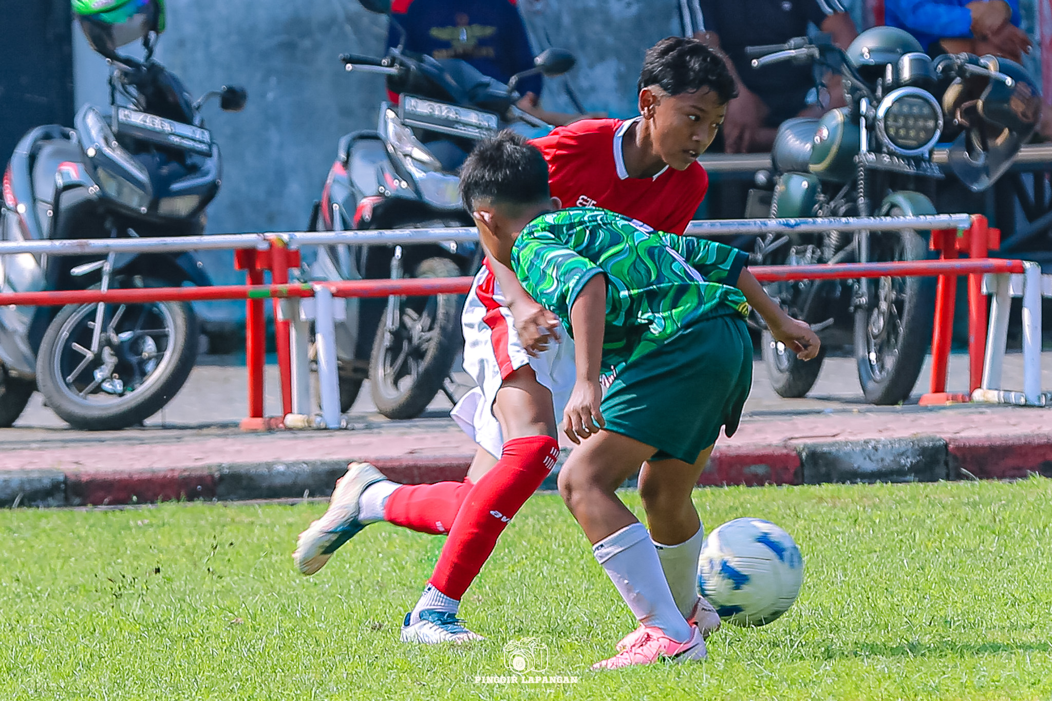 Sayap SSB Tunas Jaya Adit melewati bek Sinar Harapan dalam pertandingan semifinal Piala Suratin U-13 Askab PSSI Sidoarjo 2025
