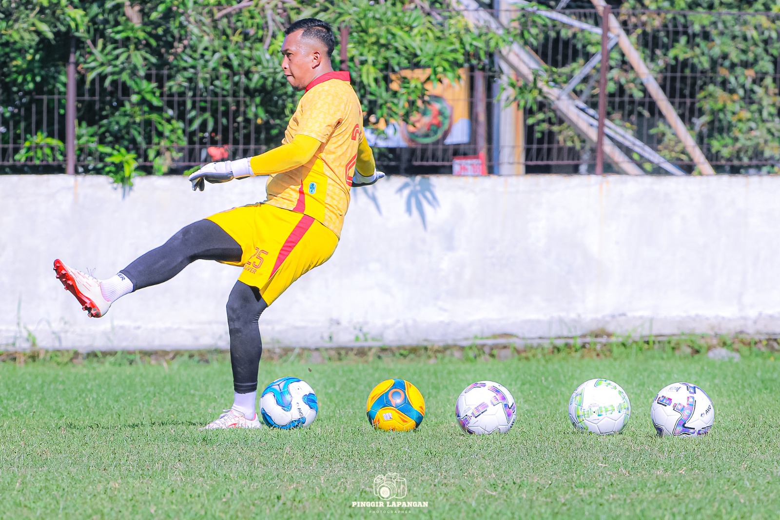 Putut Wijiarto saat melatih privat kiper di Lapangan Sidokepung, Buduran, Sidoarjo. Dia sudah mulai membagi ilmu kepada kiper-kiper muda