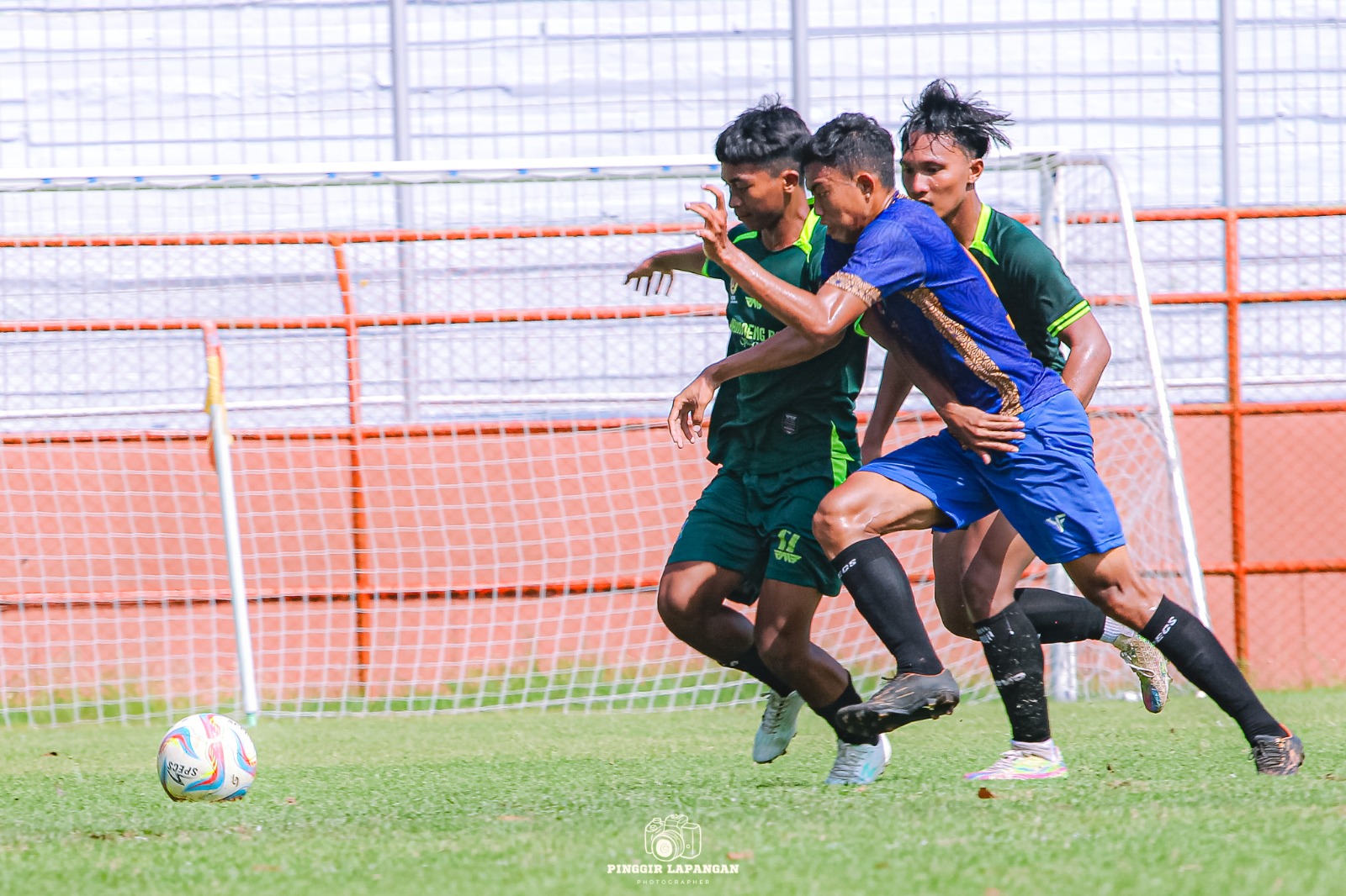 Penyerang Kesebelasan Sidoarjo proyeksi Porprov 2025 Rizky (tengah) dikawal dua pemain belakang Kota Surabaya dalam di Gelora 10 November
