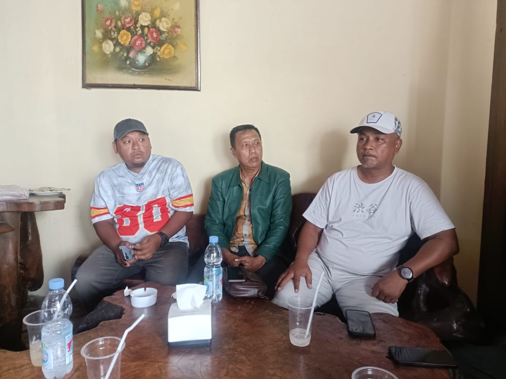 Ketua Askab PSSI Sidoarjo terpilih Puji Daryo (tengah) didampingi Wakil Ketua Yahdar Umar Bahlamar dan Esko Andi Setiawan