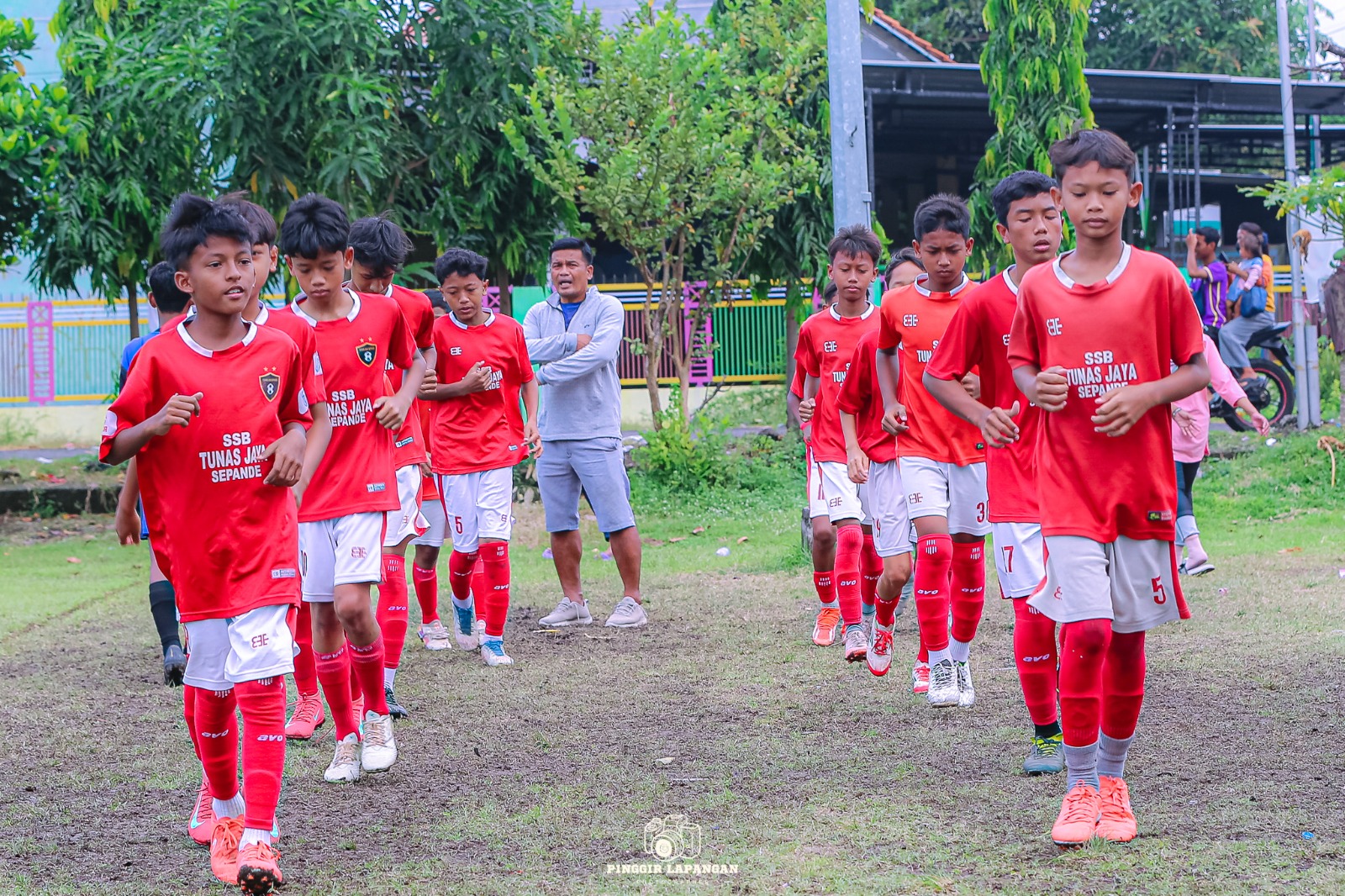Pemain SSB Tunas Jaya Sepande saat melakukan pemanasan sebelum pertandingan final Piala Suratin U-13 di Lapangan Pagerwojo (9/6/2025)