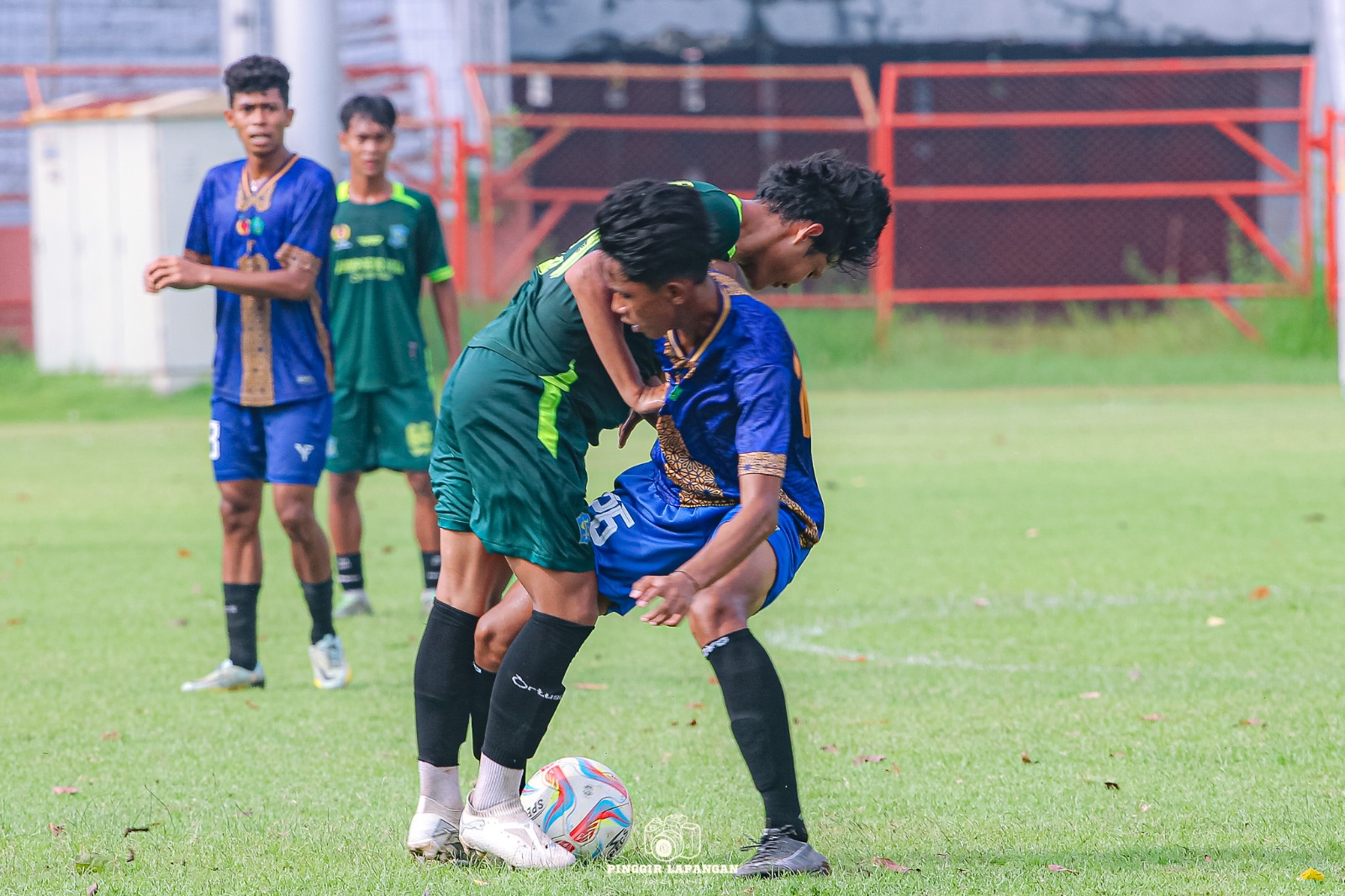 Pemain tengah Porprov Sidoarjo Sandy (kanan) berebut bola dengan pemain Kota Surabaya dalam uji coba di Stadion Gelora 10 November