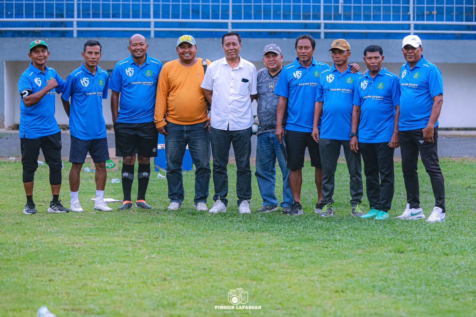 Ketua Umum Askab PSSI Sidoarjo Terpilih Puji Daryo (tengah) bersama jajaran pelatih dan ofisial Tim Sepak Bola Porprov Kabupaten Sidoarjo