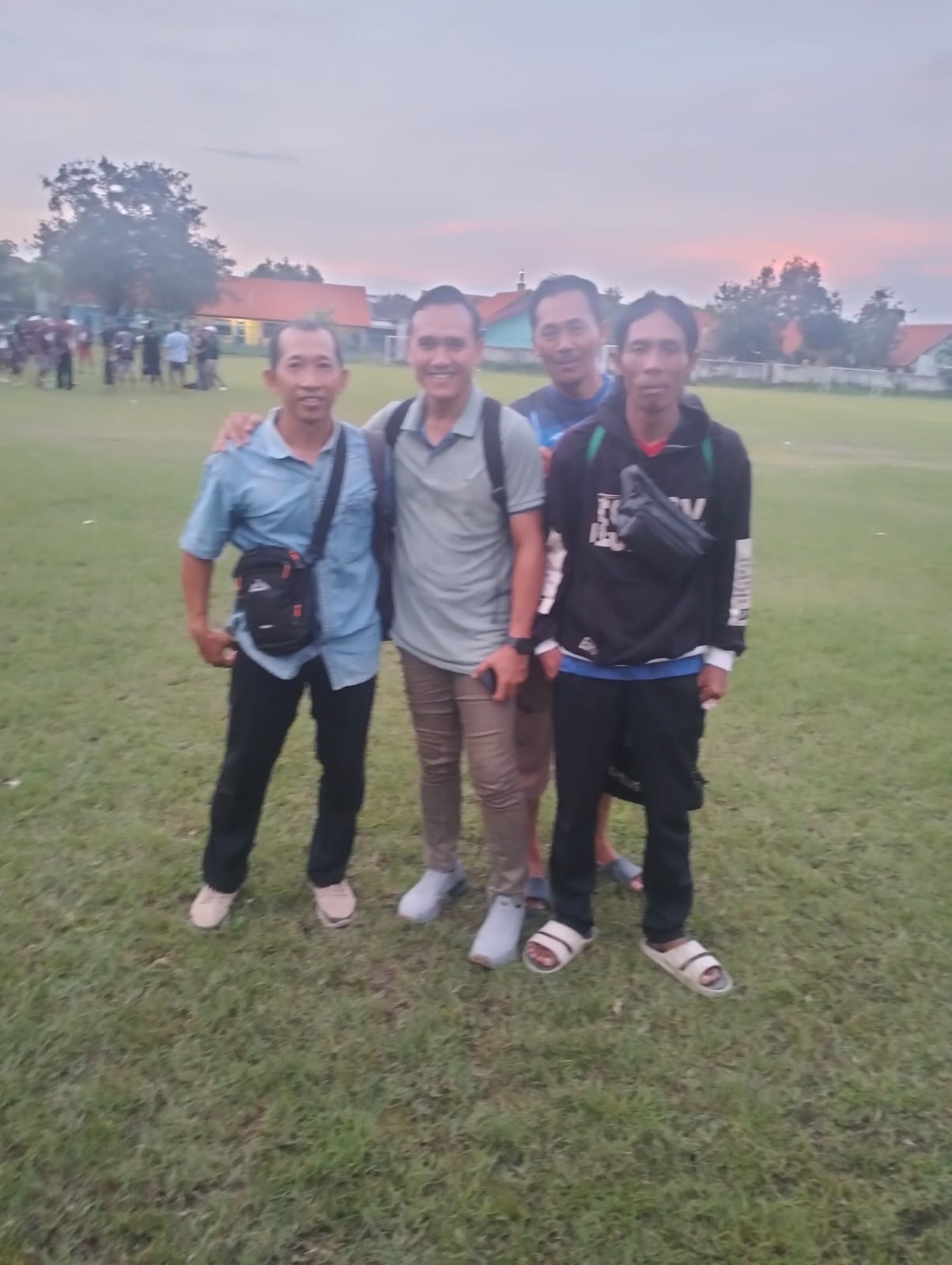 Pemain Buduran FC berfoto bersama dengan mantan penyerang Tim Nasional Indonesia M. Jainal Ikhwan (dua dari kiri) di Lapangan Sepande