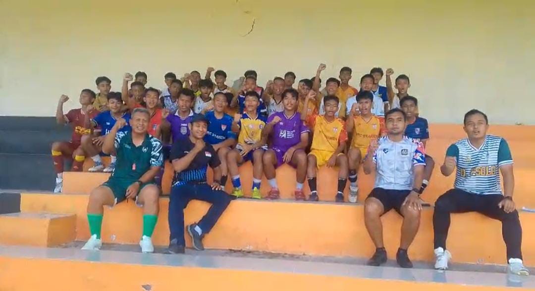 Sunaryo (kiri depan) dan Manajer PSISra Sragen Agus bersama asisten dengan para pemain U-17 di Stadion Taruna Sragen.