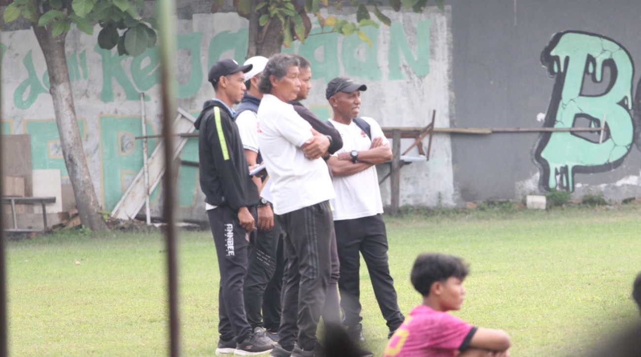 Jajaran pelatih dan tim seleksi tengah memantau pertandingan di Lapangan Pagerwojo, Buduran.