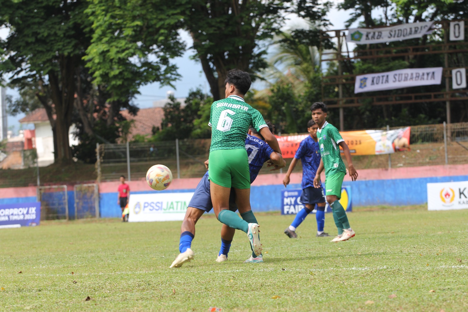 Penyerang Kabupaten Sidoarjo Dirga saat dibanting Sheva Kardanu di awal babak pertama. Wasit tidak memberikan hukuman penalti atas pelanggaran ini.