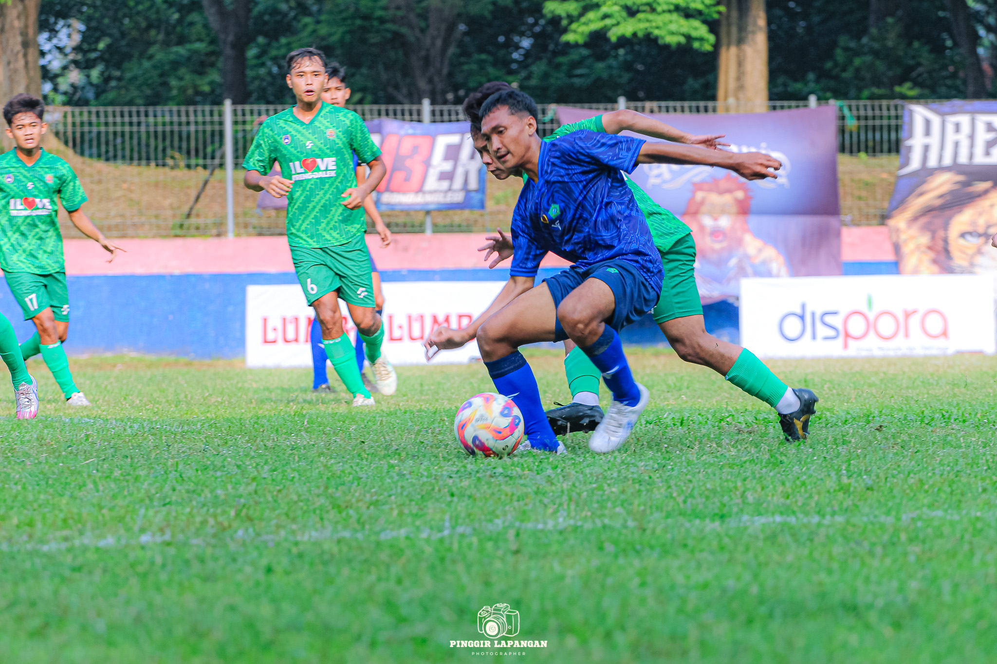 Gelandang Kabupaten Sidoarjo Muhammad Alex Sandro (kanan) melindungi bol yang hendak direbut pemain Kabupaten Trenggalek di Stadion Kahuripan, Talok, Kabupaten Malang.