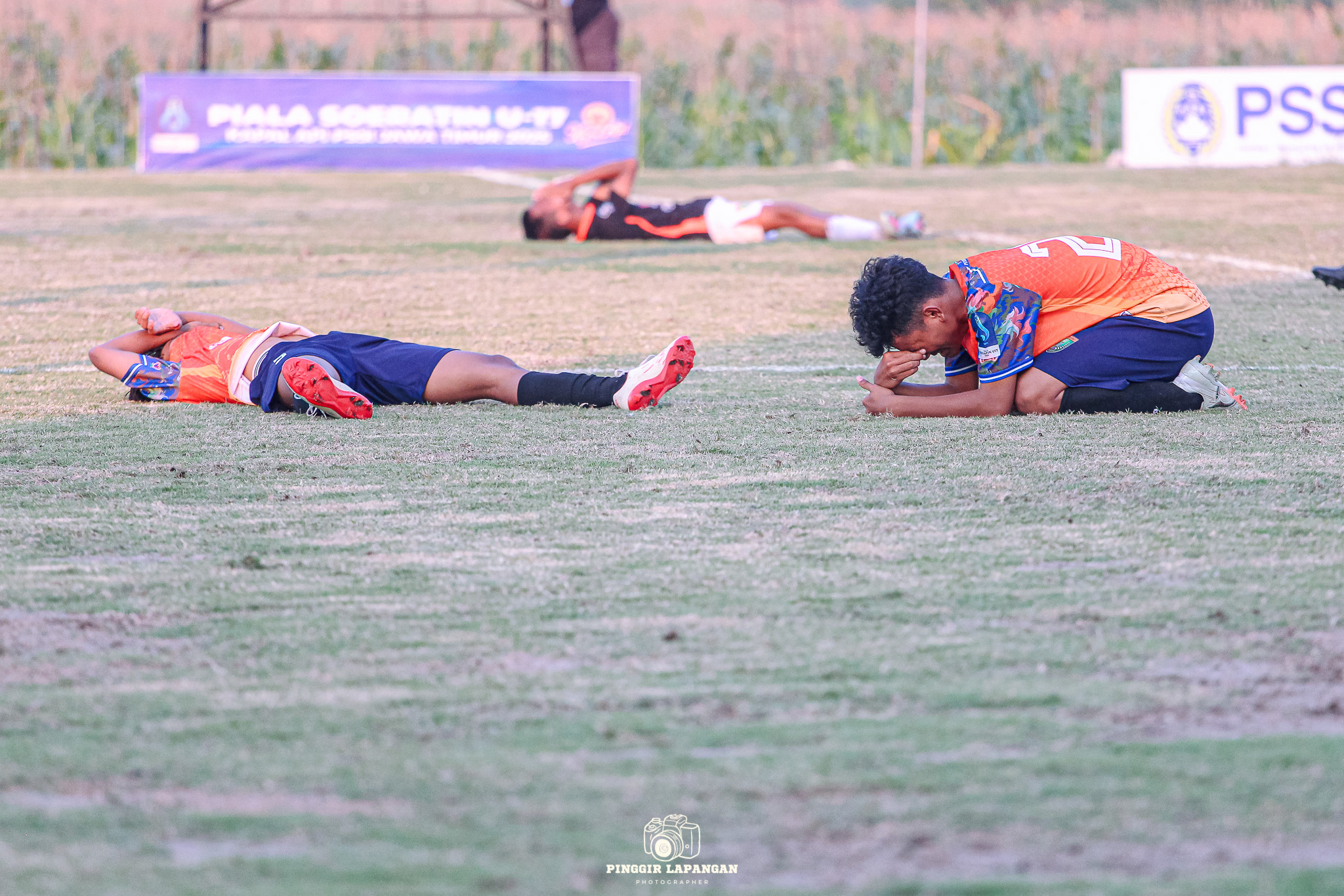 Kesedihan pemain Persibo Bojonegoro setelah kalah adu penalti dari tamunya, PSSS Situbondo, di Stadion Mini Gayam di Babak 32 Besar Minggu (20/7/2025).