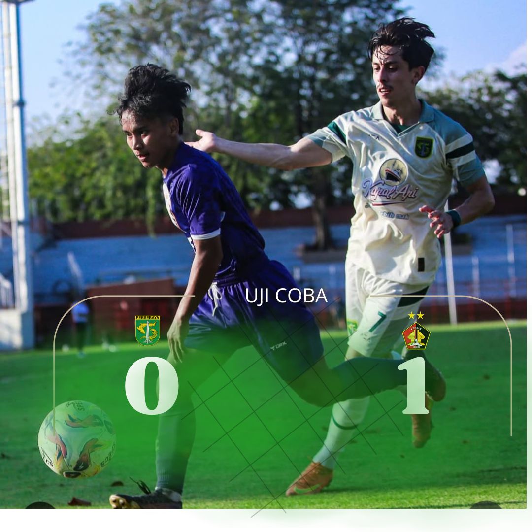 Gelandang Persebaya Fransisco Rivera membayangi pemain Persik di laga uji cpba di Stadion Gelora 10 November Jumat sore (25/7/2025).