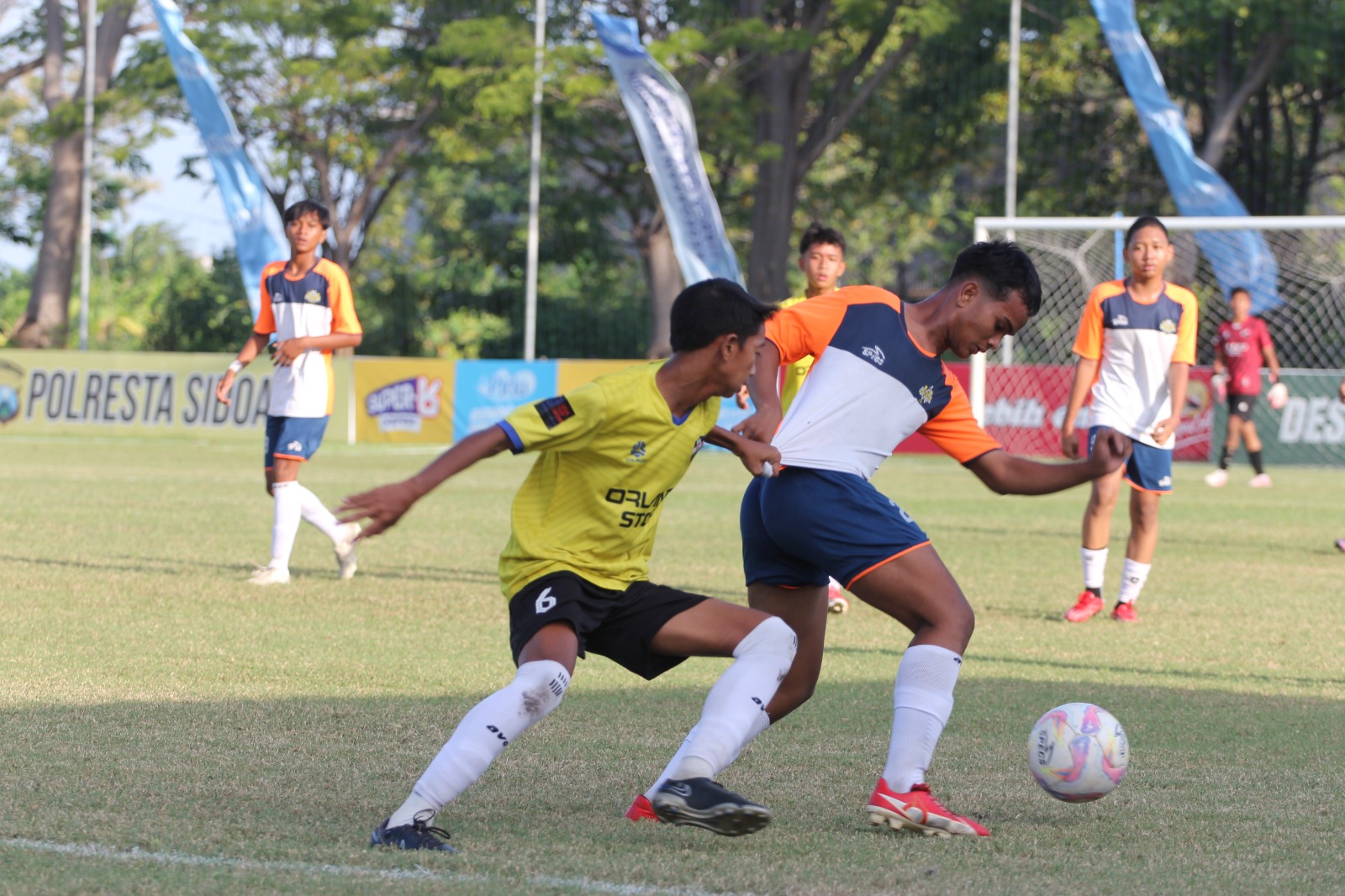 Bek kanan Porsid Zamzami (kanan) melewati hadangan pemain HBS dalam pertandingan Deltras Cup 2025 di Lapangan Latihan Deltras di Desa Siwalanpanji, Buduran, Sidoarjo, Senin (30/6/2025)