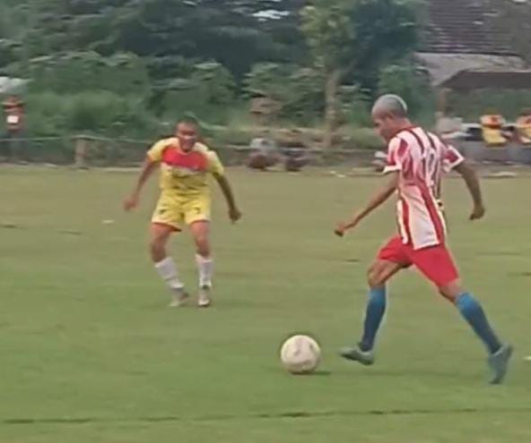 Penyerang Ortul Sutiyo (kanan) mencoba melewati pemain Ortas Sukodono di Lapangan Kepuh Kemiri Sabtu sore (19/7/2025)