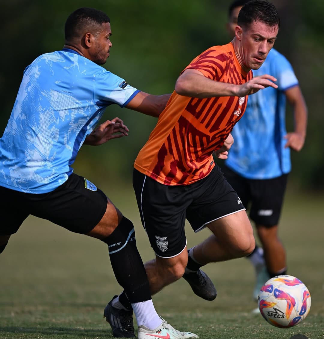 Bek Persela Hashim Kipuw (kir) mencoba menghadang pergerakan pemain Borneo FC dalam uji coba di Jogjakarta Kamis (24/7/2025).