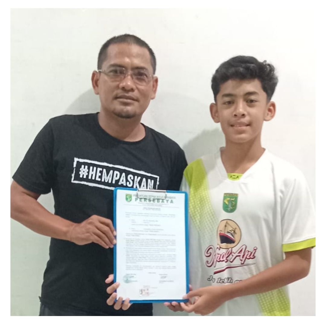 Muhammad Alvaro (kanan) bersama sang ayah, Irfan Junaidi, dengan surat kontrak bergabung Persebaya U-13.