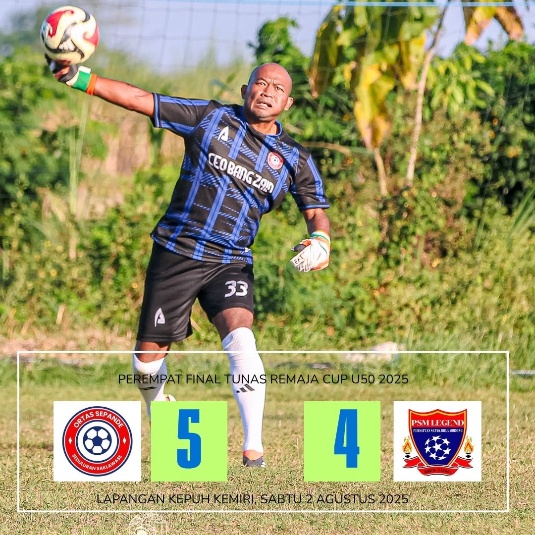 Kiper Ortas Sepande Ari Kurniawan hendak melemparkan bola ke rekannya saat melawan PSM Modong di babak perempat final Tunas Remaja Cup U50 2025 Sabtu (2/8/2025).