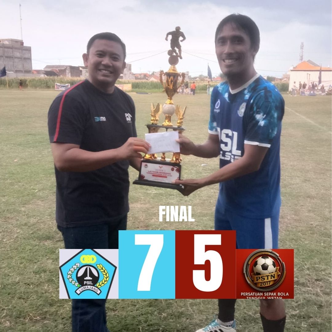 Kapten PSIL Legend Slamet Sampurno menerima piala Kemerdekaan U-40-U45 2025 dari Lurah Desa Wiroborang, Firman