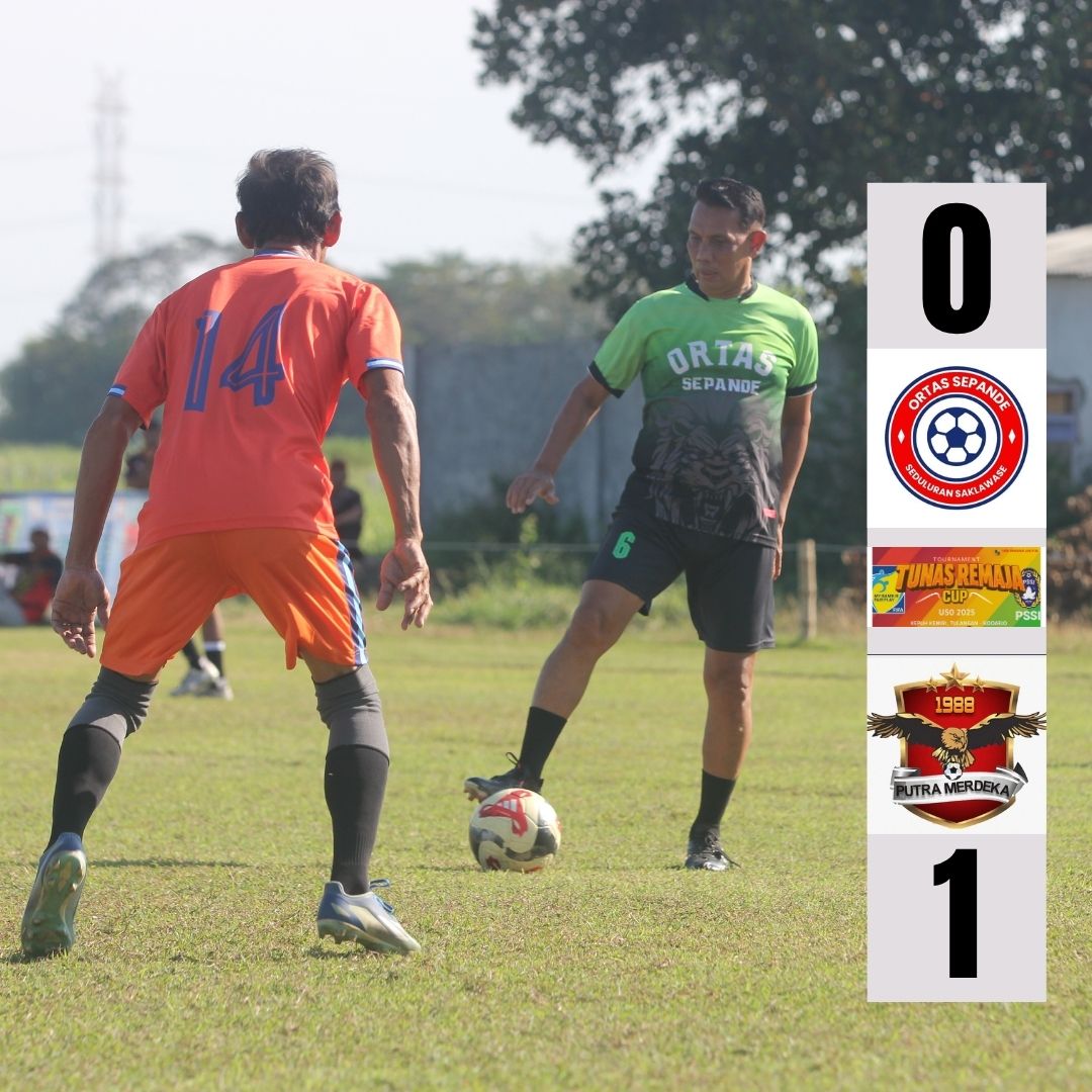 Gelandang Ortas Sepande Yunus mengusai bola dihadapan pemain Putra Merdeka di Babak Semifinal Tunas Remaja Cup U50 2025 pada Sabtu sore (9/8/2025).