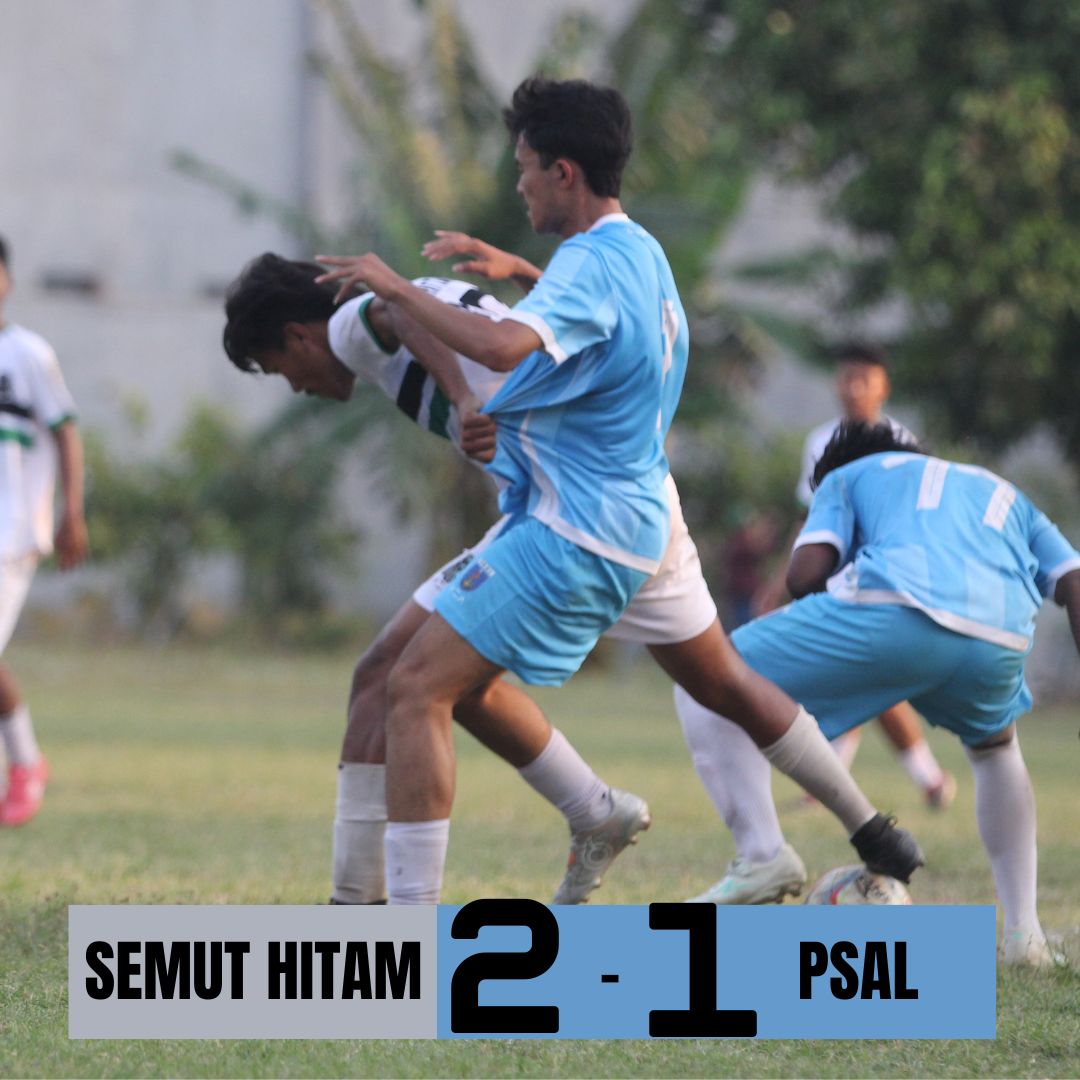 Penyerang Semut Hitam, Ivan Tristianto (kiri) dikawal ketat pemain PSAL dalam Liga Persebaya di Lapangan Angkasa Pura Juanda pada Selasa sore (26/8/2025).