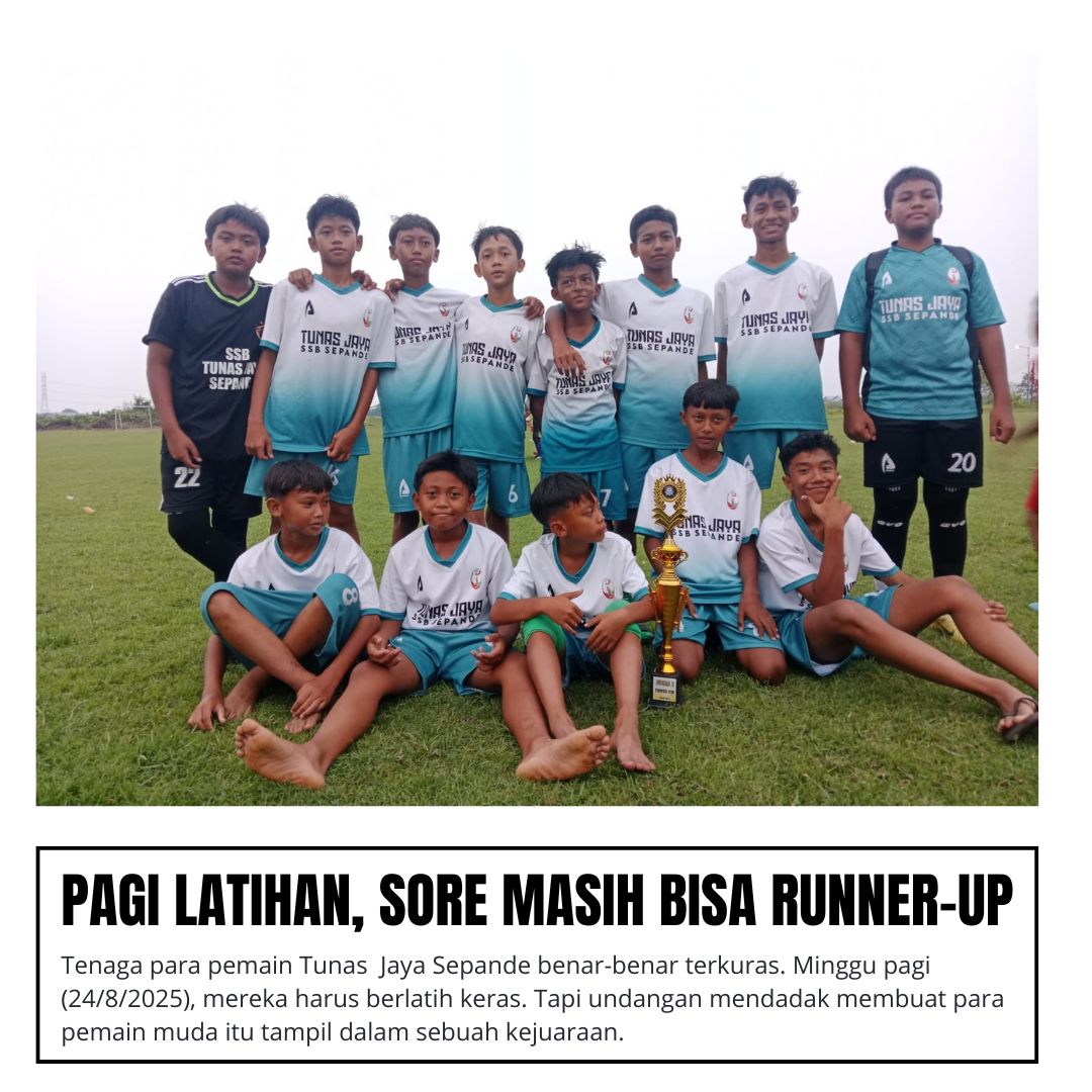 Para pemain Tunas Jaya U-13 bersama trofi yang diraih di Janti, Tulangan, Minggu (24/5/2025).