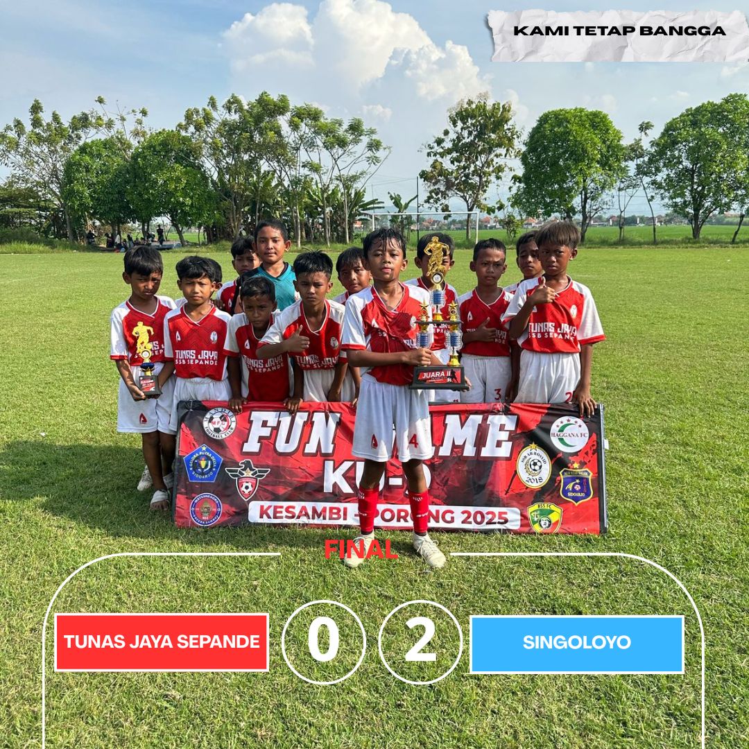 Pemain SSB Tunas Jaya Sepande usai meraih peringkat II di Lapangan Kesambi, Porong, Sidoarjo.