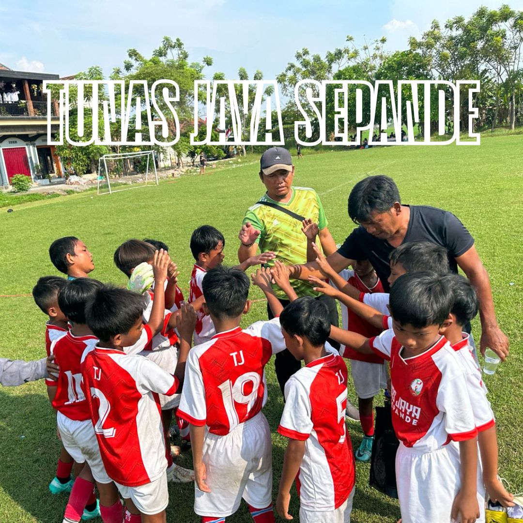 Zainuri bersama pelatih Jefri Dwi Hadi melakukan tos bersama pemain U10 di Lapangan Kesambi, Porong, Minggu (10/8/2025).