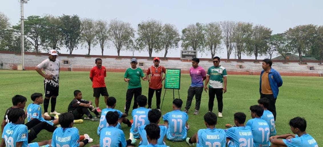 Pelatih GSI Kota Surabaya Winedy Purwito memberikan pengarahan kepada pemain di Gelora 10 November pada Selasa siang (5/8/2025).