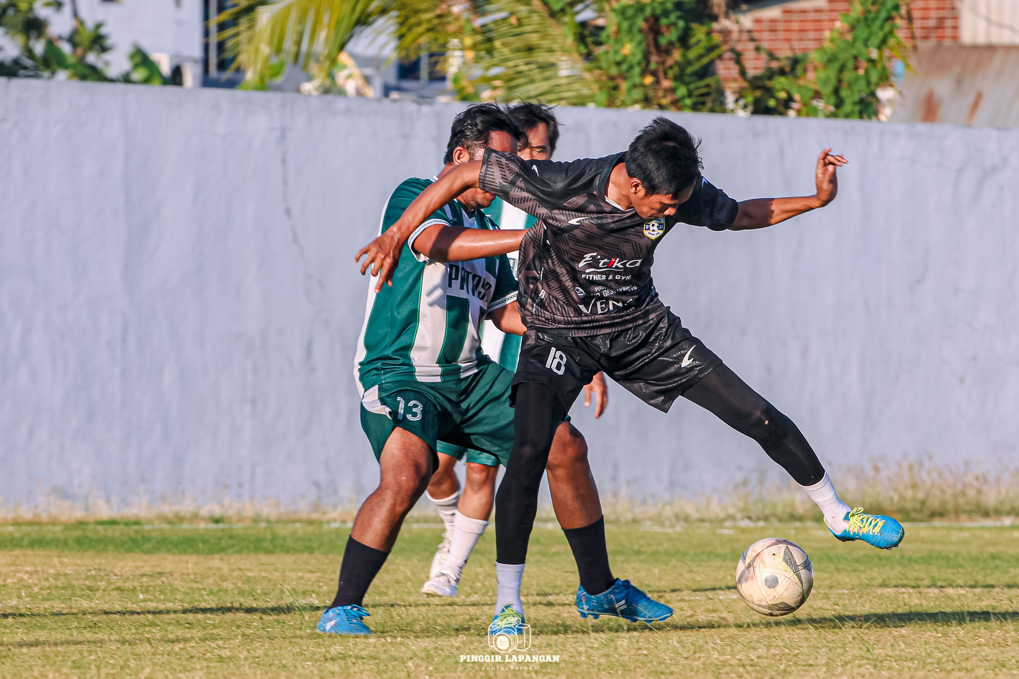 Mantan pemain Deltras dan Madura United Khoirul Mashuda melindungi bola yang hendak direbut pemain Patas B dalam uji coba di Gelora Lakarsantri, Surabaya, Minggu (28/9/2025).