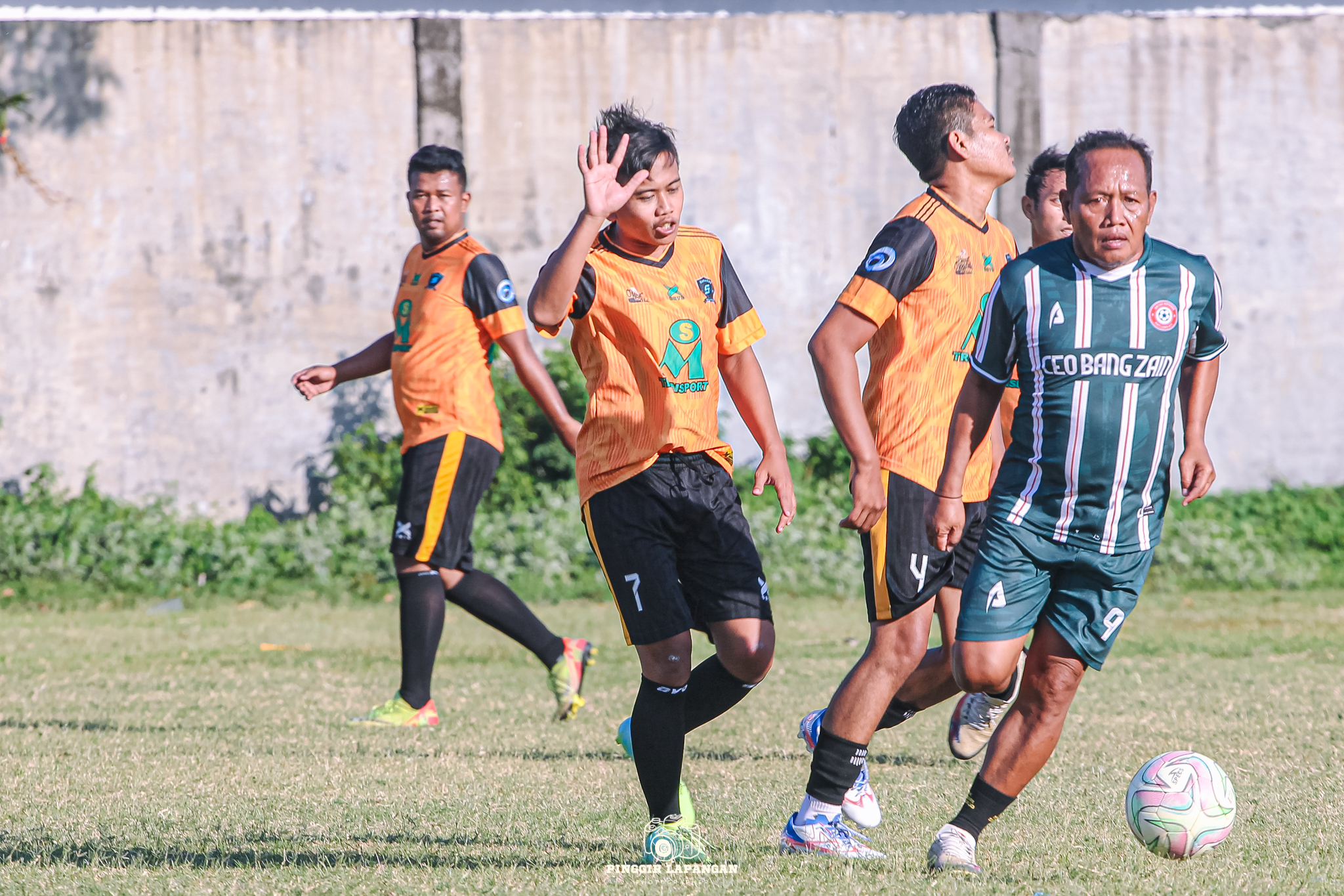 Legenda hidup Barito Putera Joko Hariyanto (kanan) dikawal dua pemain muda Saturday FC dalam uji coba di Lapangan Sepande, Candi, Sabtu (27/9/2025).