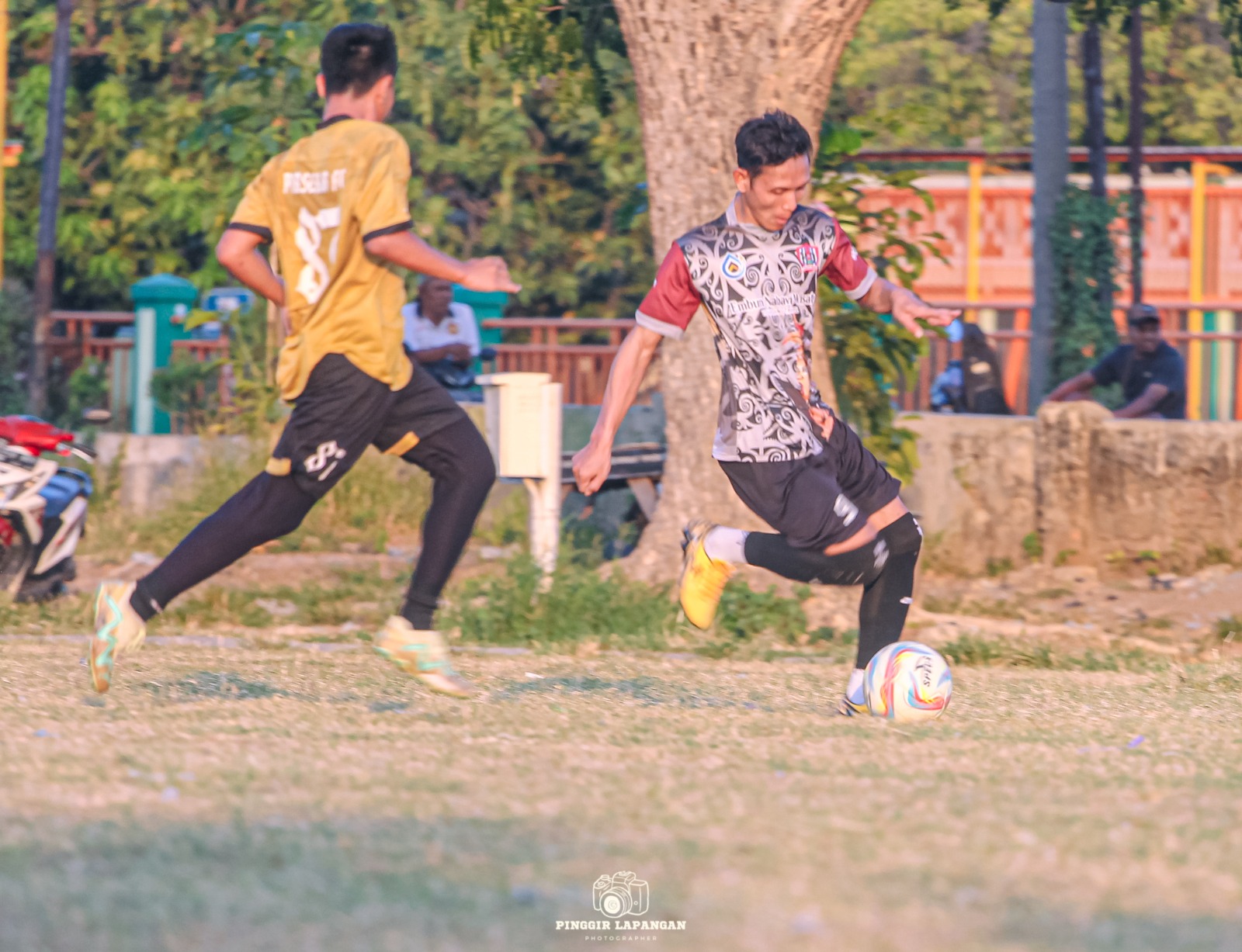 Penyerang Buduran FC Dwi Ristanto alias Wiryo (kanan) mencoba melewati pemain Persekab Keboansikep dalam pertandingan uji coba Sabtu sore (143/9/2025) .