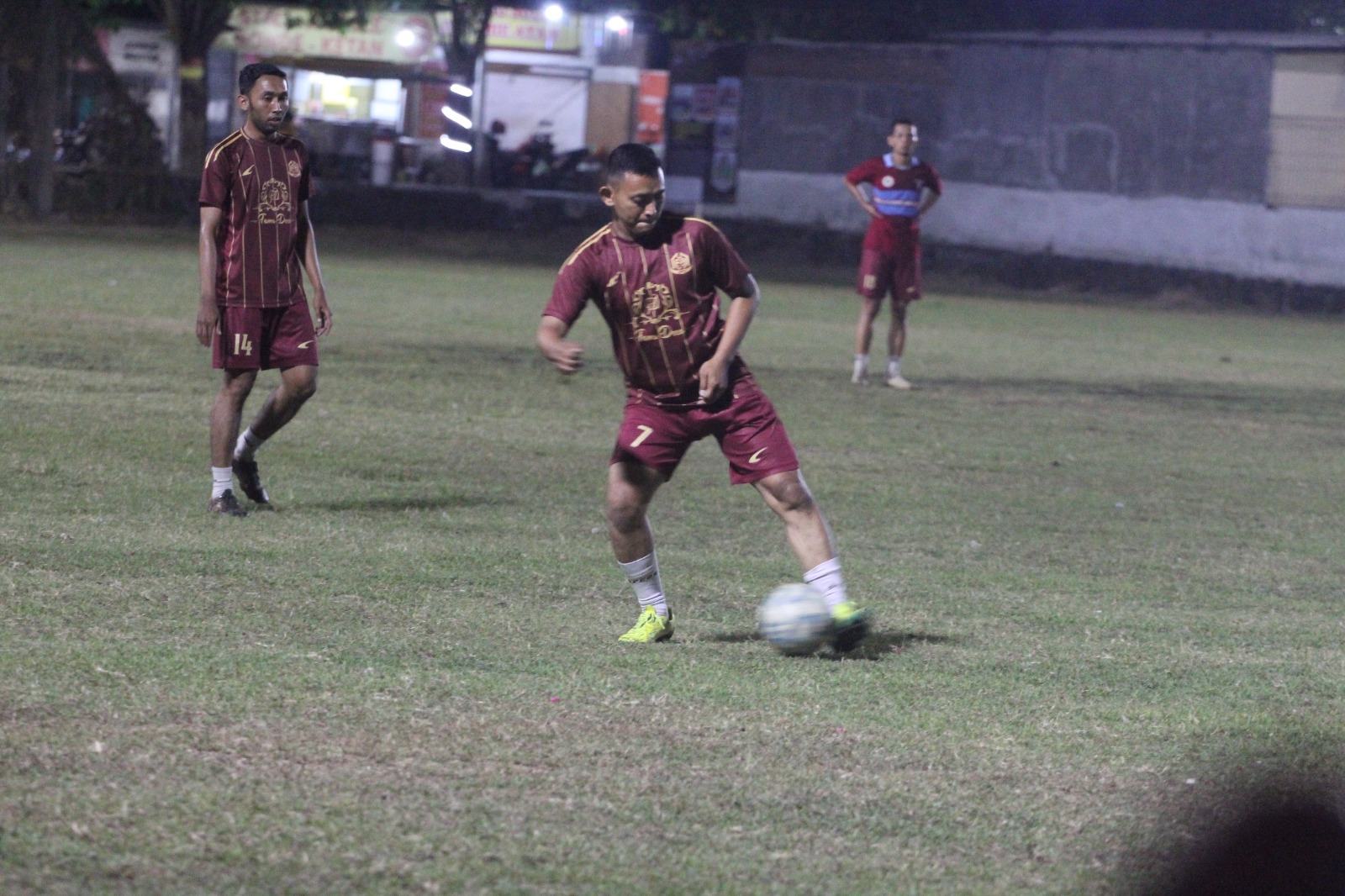 Pemain Fam's Lamongan saat tampil di Lapangan Sidokepung, Buduran, Sidoarjo, pada Sabtu malam.