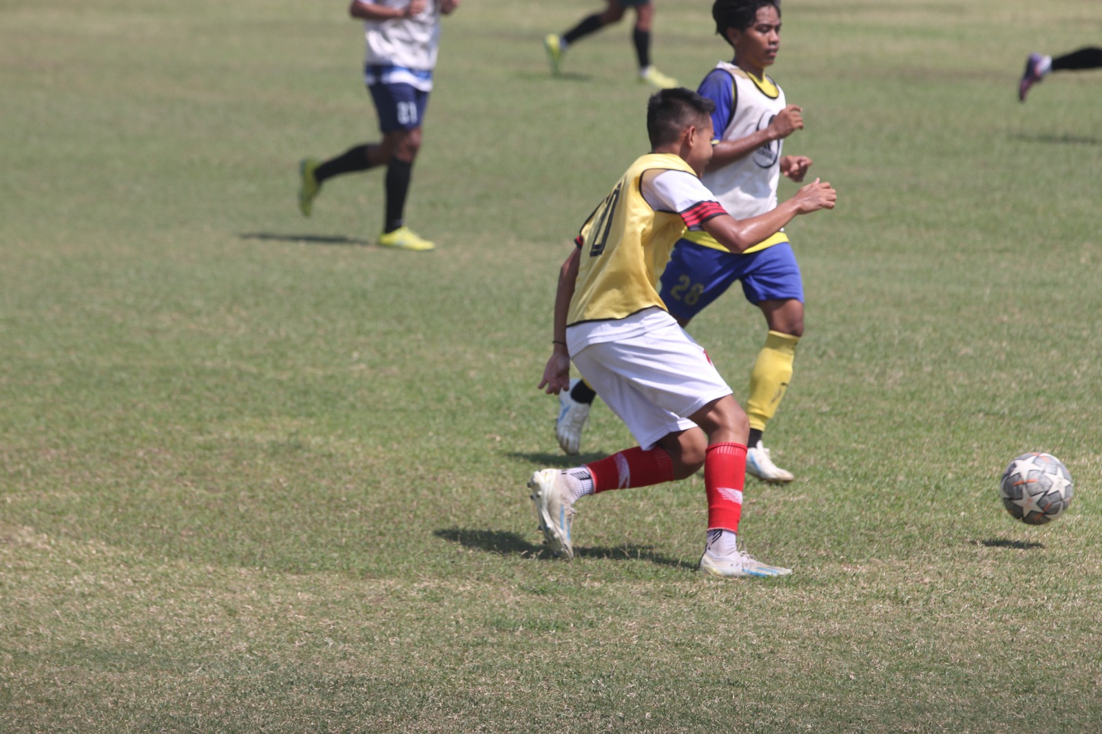 Al Farizi (kiri) salah satu pemain muda yang tampil menonjol selama seleksi tiga hari di Stadion Jenggolo.