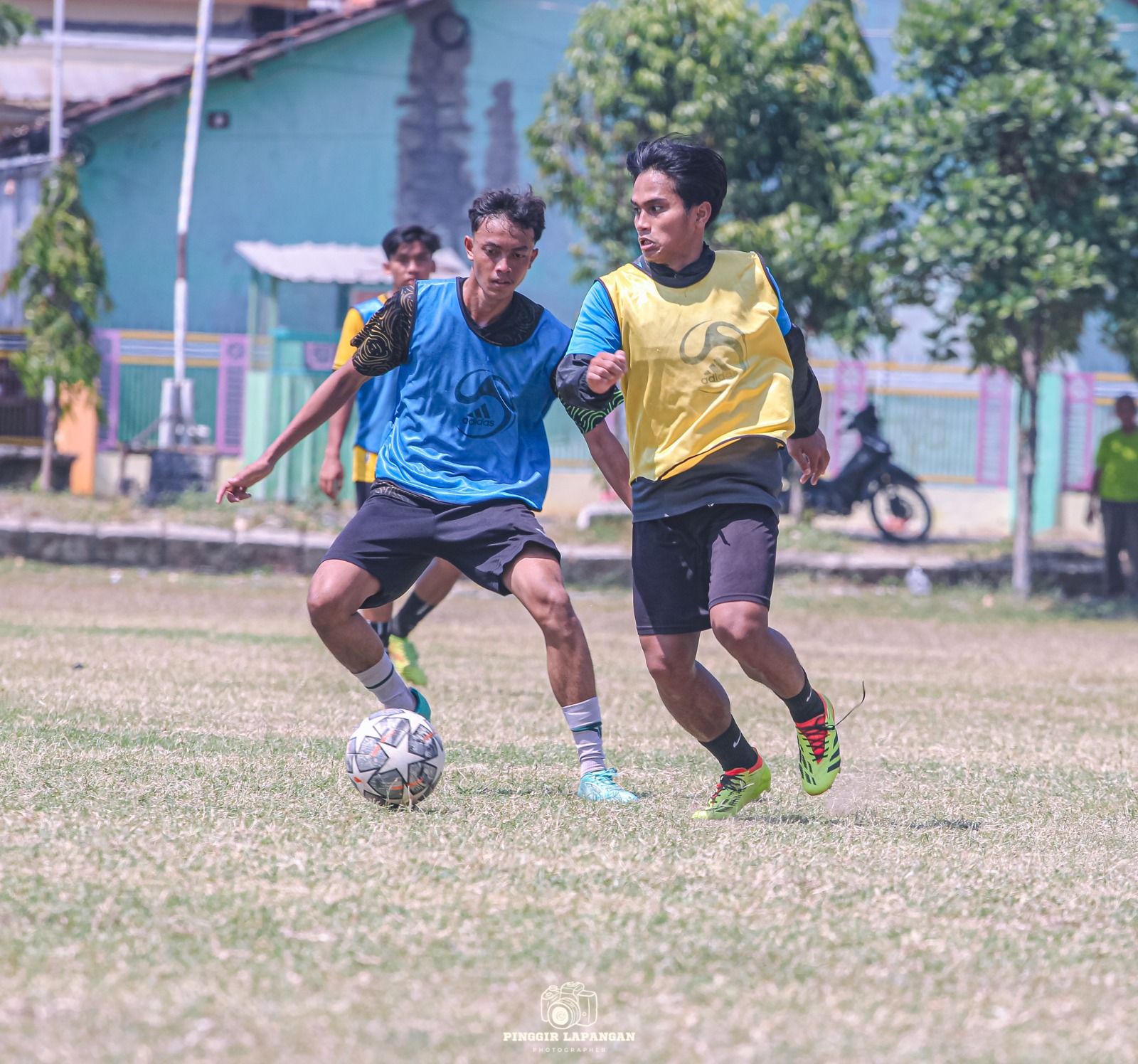 Mantan pemain Persebaya Surabaya Fernando Pamungkas, kanan) saat mengikuti seleksi di Persida Kamis (26/9/2025). Fernando juga pernah digembleng di Garuda Select di Inggris.