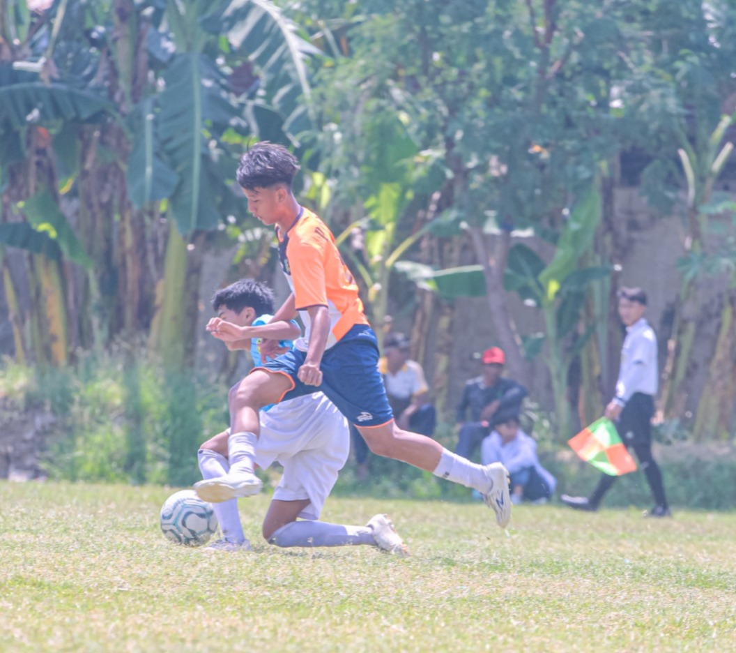 Porsid (kanan) saat mempermalukan tuan rumah Sidoarjo FC dua pekan lalu di Liga Sidoarjo U-15 di Lapangan Sadang.