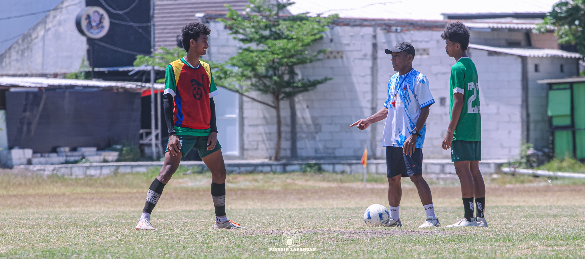 Asisten pelatih Persida Nus Yadera (tengah) memberikan pengarahan kepada Memet (kiri) dan Mahi dalam latihan di Lapangan Pagerwojo, Buduran, Sidoarjo, Kamis (16/10/2025).