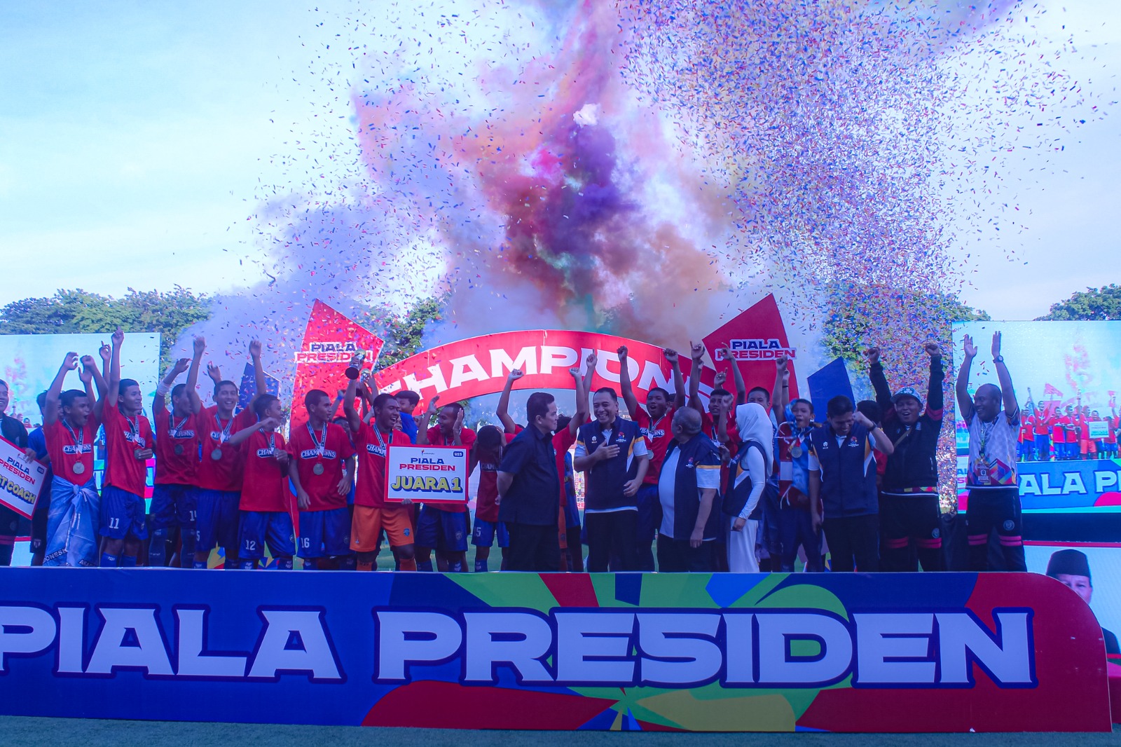 Para pemain ASTI Kudus U-15 merayakan gelar juara Piala Presiden 2025 di atas podium di depan Ketua Umum PSSI sekaligus Menpora Erick Thohir di Stadion Gelora 10 November Surabaya Kamis sore (2/10/2025).