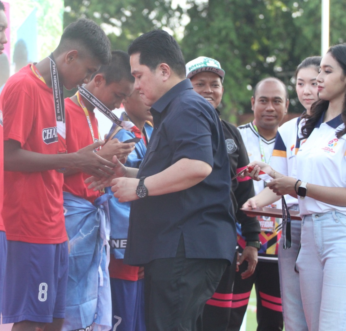 Cesar Akbar Dhana Setiawan mendapat pengalungan medali dari Ketua Umum PSSI Erick Thohir di podium juara di Stadion Gelora 10 November Surabaya pada Kamis (2/10/2025).