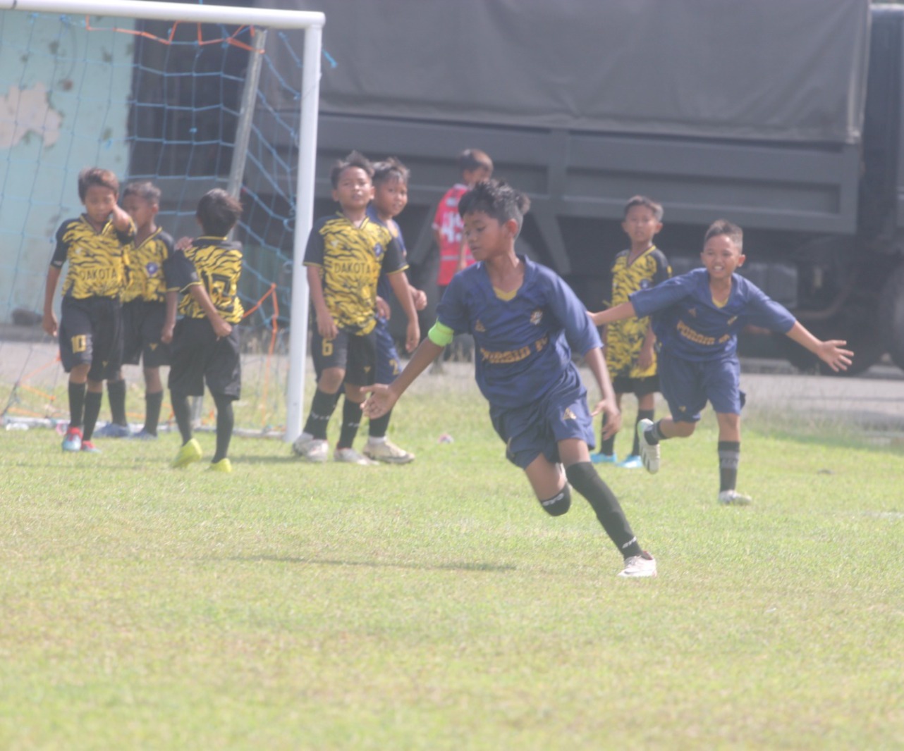 Selebrasi Ibrahim setelah tembakan bebasnya menjebol gawang Dakota FC di Piala Askab PSSI Sidoarjo U-10.