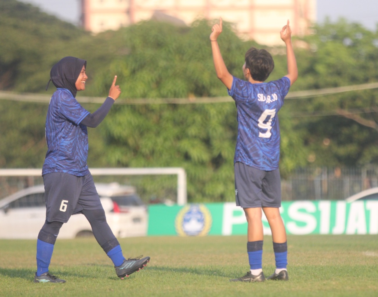 Della Yasnita (kanan) melakukan selebrasi dan didatangi rekannya, Nur Laila, usai mencetak gol kedua bagi Persida Putri ke gawang Persikoba di Lapangan Unesa Kota Surabaya Senin (6/10/2025).