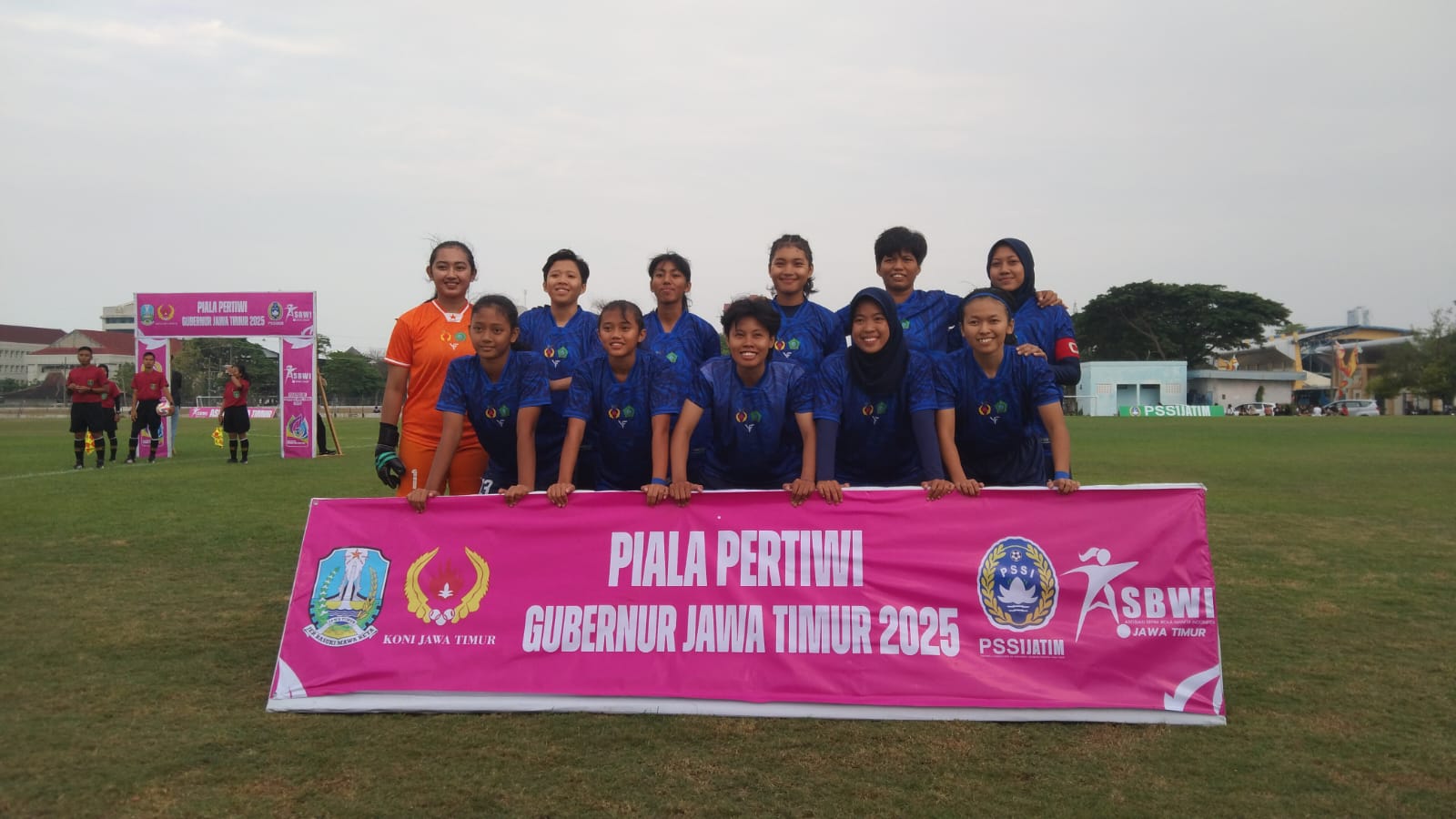 Starter Persida Putri saat mengalahkan Unesa di pertandingan kedua babak penyisihan Grup B di Lapangan Unesa Surabaya Rabu sore (8/10/2025).